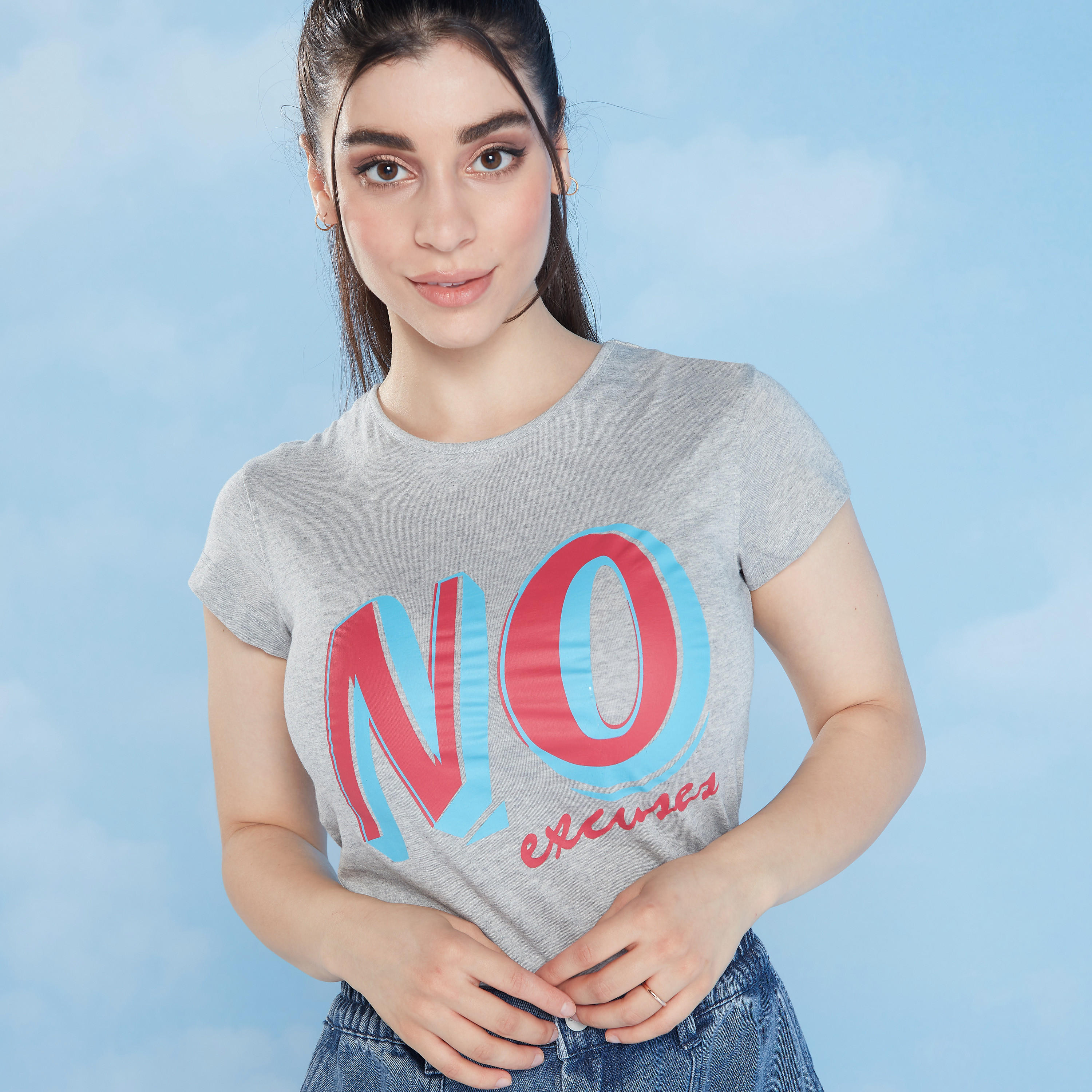 تيشيرت بقصة سليم وطبعات وياقة ضيّقة وأكمام كاب-women-clothing-tshirts-image-3
