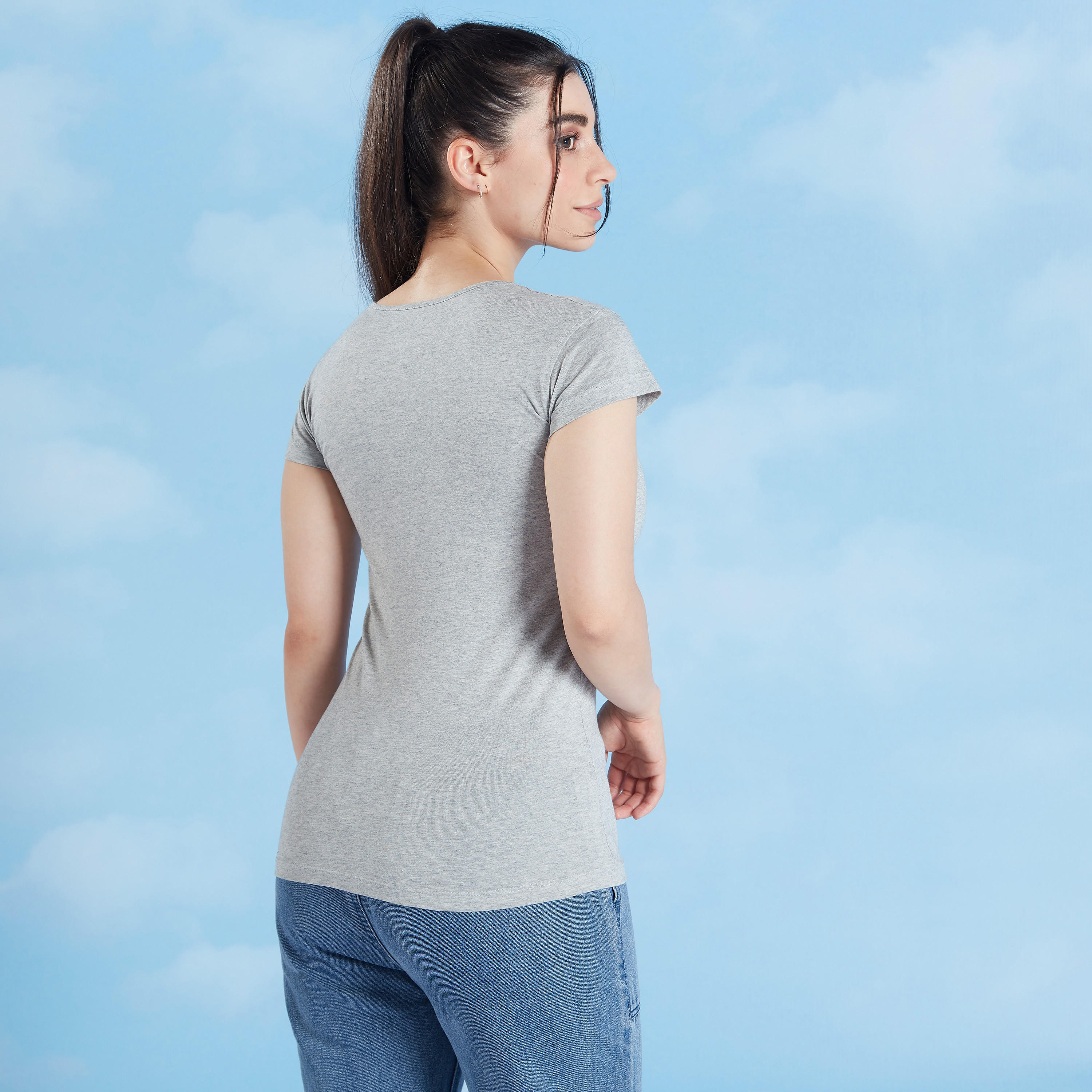 تيشيرت بقصة سليم وطبعات وياقة ضيّقة وأكمام كاب-women-clothing-tshirts-image-4