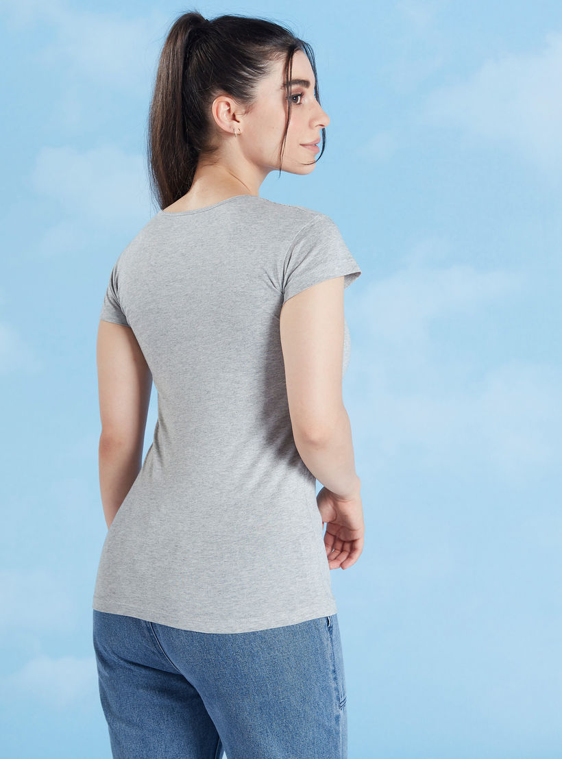 تيشيرت بقصة سليم وطبعات وياقة ضيّقة وأكمام كاب-women-clothing-tshirts-image-4