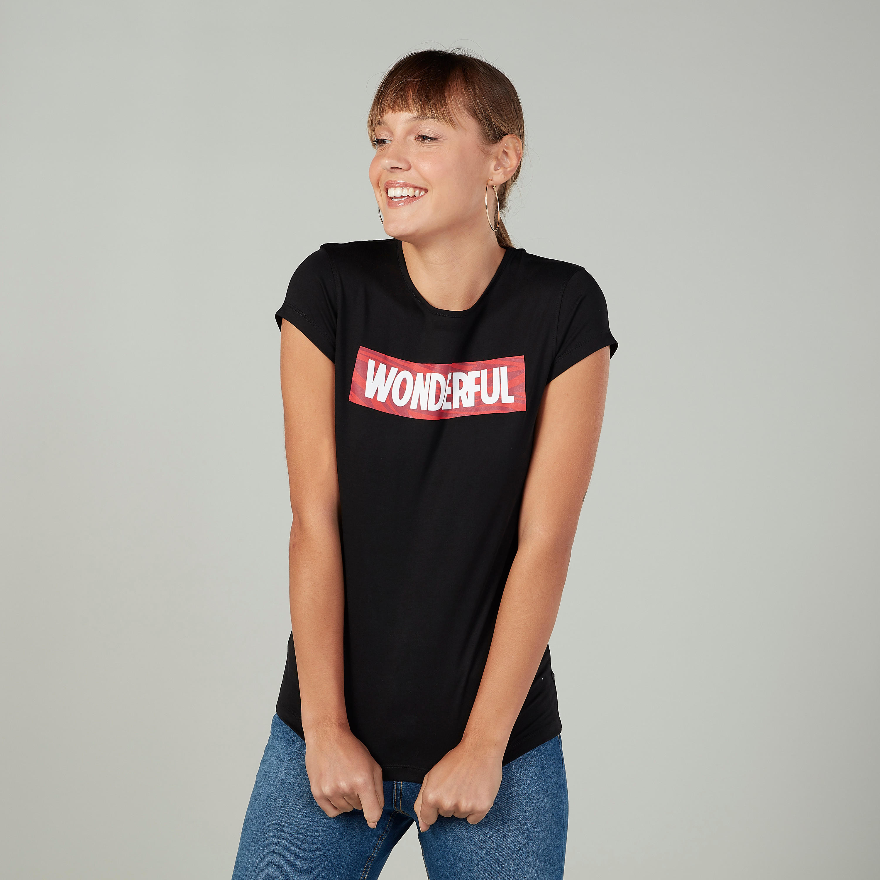 تيشيرت بقصة سليم وطبعات وياقة ضيّقة وأكمام كاب-women-clothing-tshirts-image-1