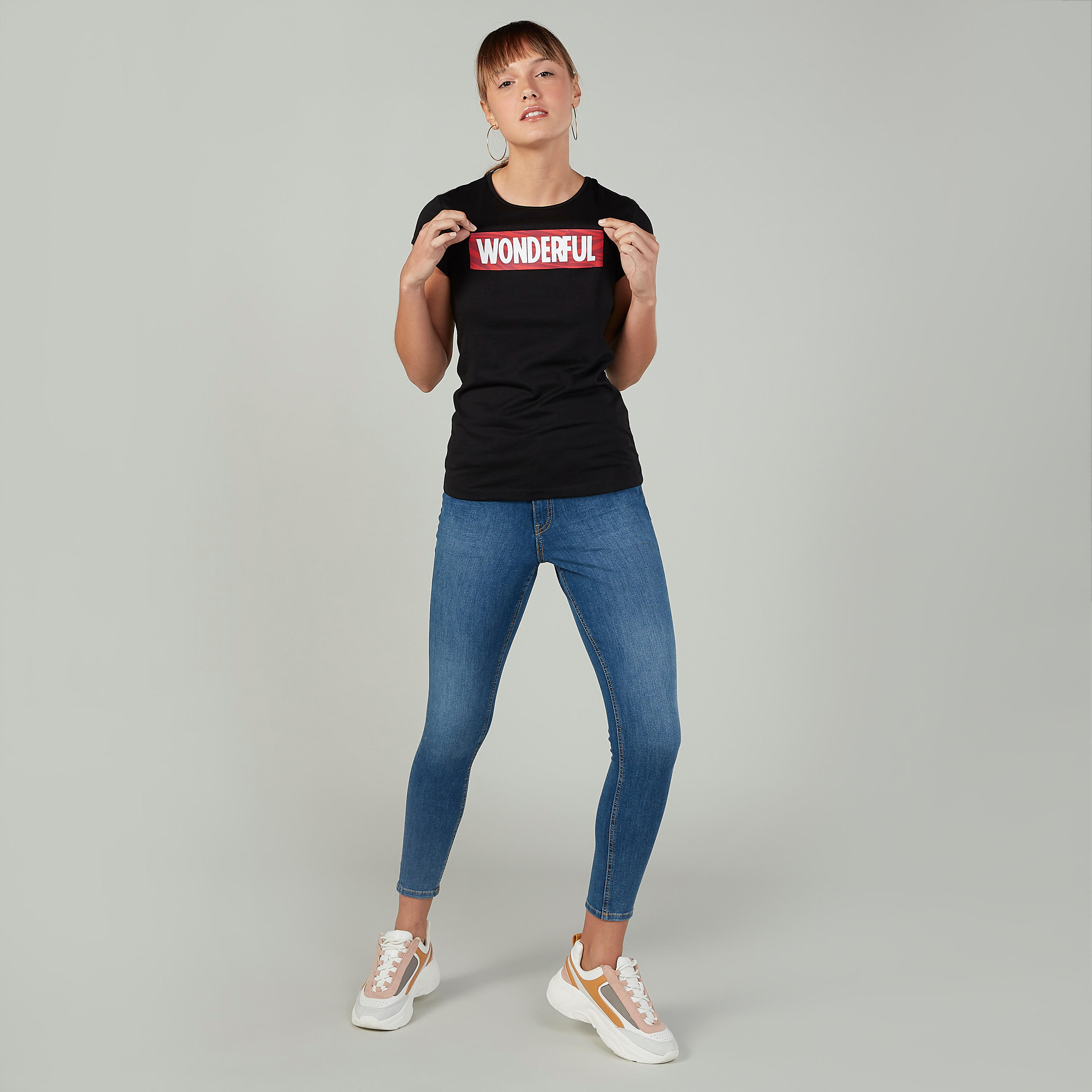 تيشيرت بقصة سليم وطبعات وياقة ضيّقة وأكمام كاب-women-clothing-tshirts-image-2