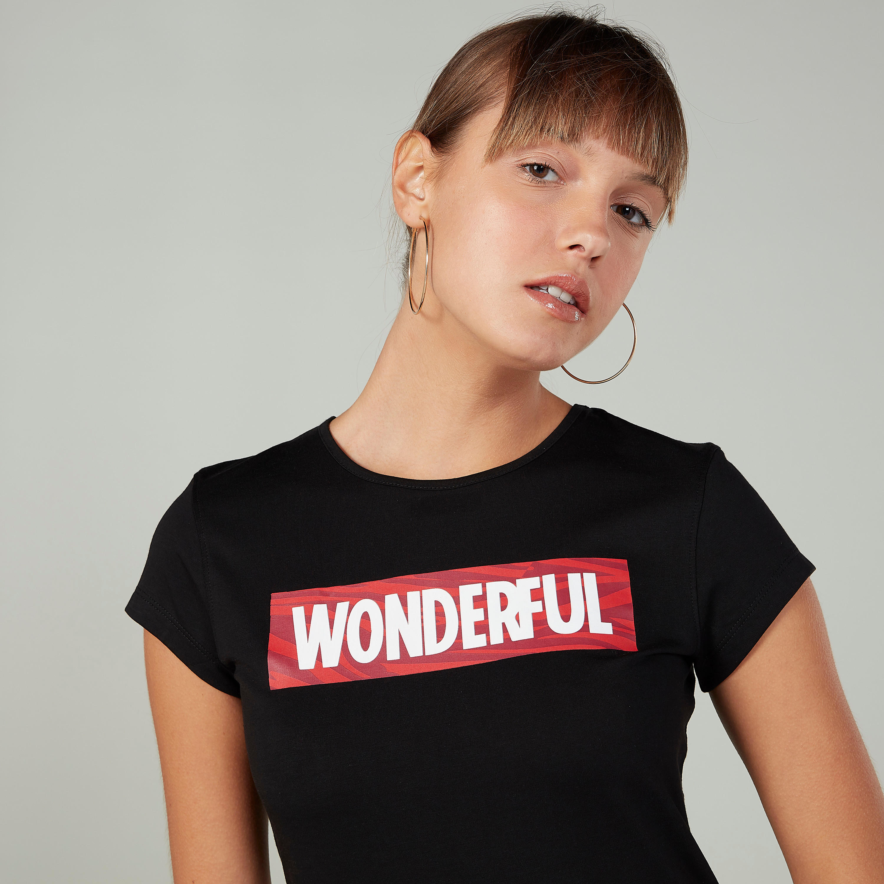 تيشيرت بقصة سليم وطبعات وياقة ضيّقة وأكمام كاب-women-clothing-tshirts-image-3