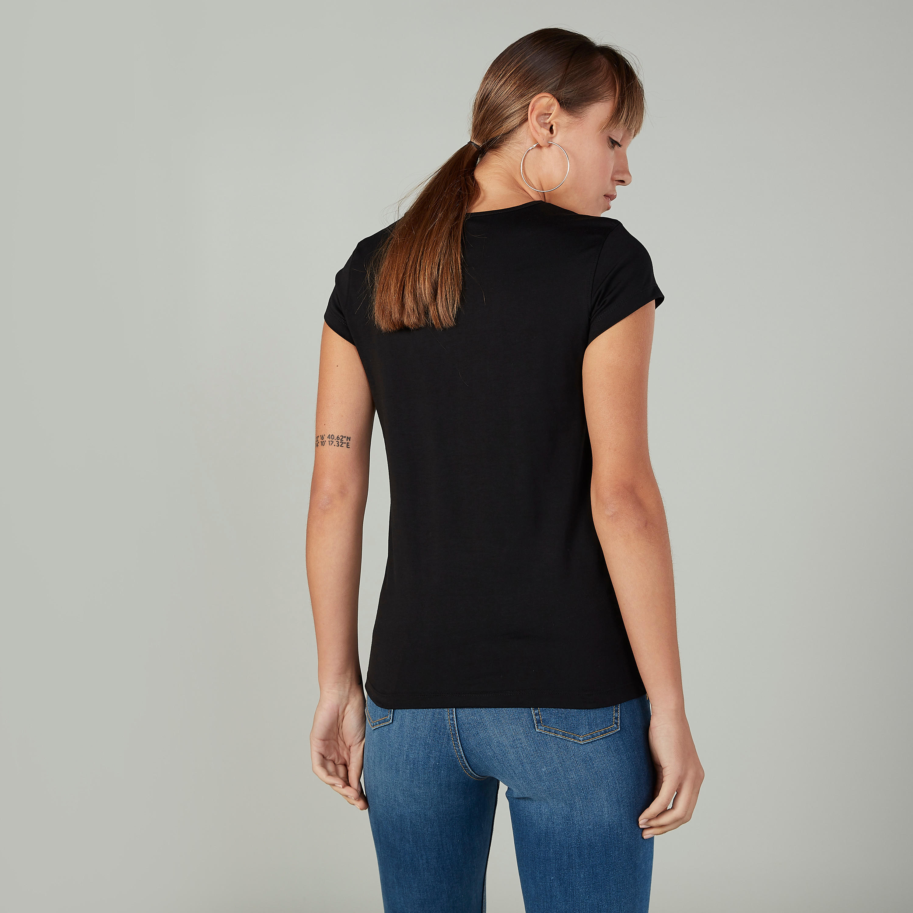 تيشيرت بقصة سليم وطبعات وياقة ضيّقة وأكمام كاب-women-clothing-tshirts-image-4