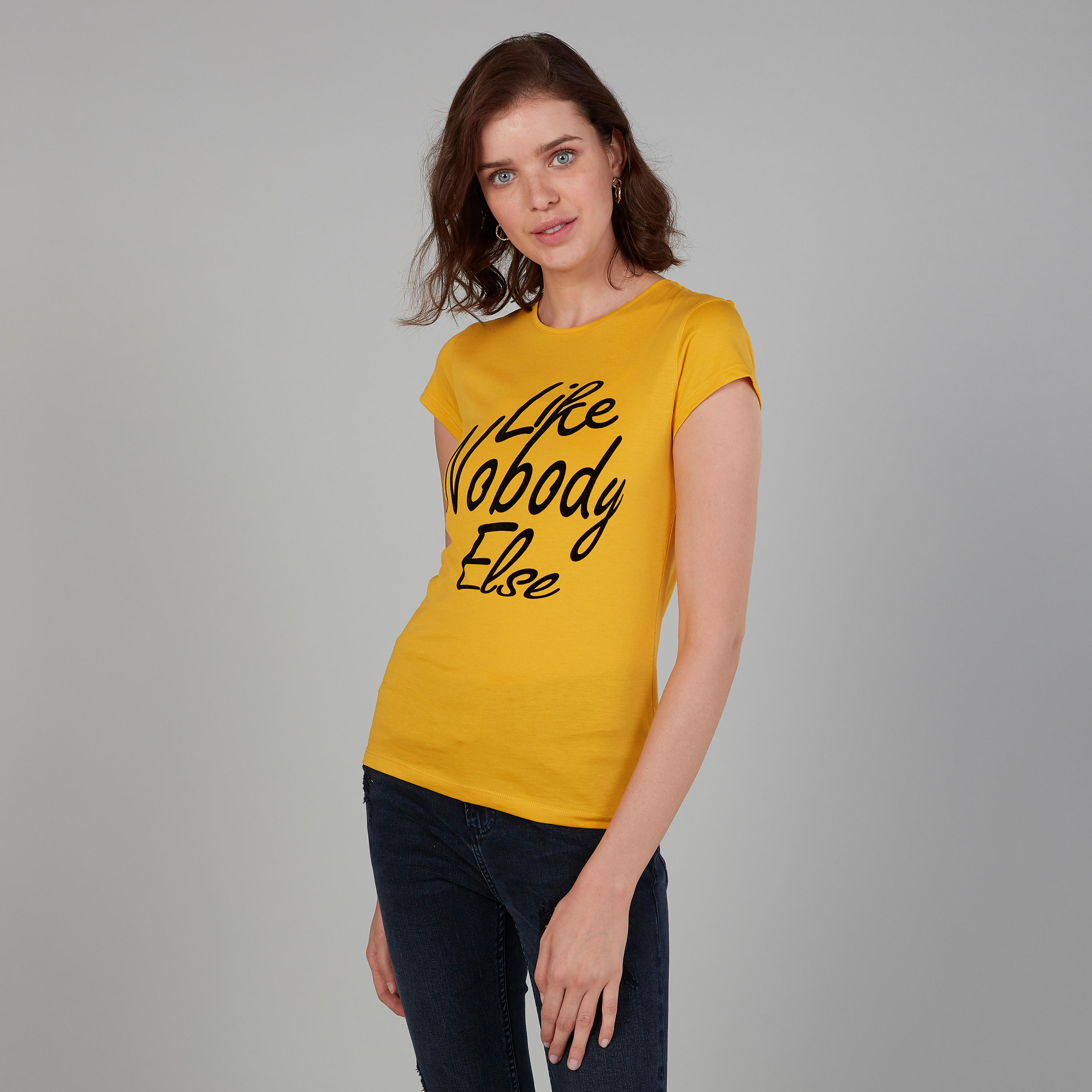 تيشيرت بقصّة سليم بياقة مستديرة وأكمام قصيرة وطبعات-women-clothing-tshirts-image-1