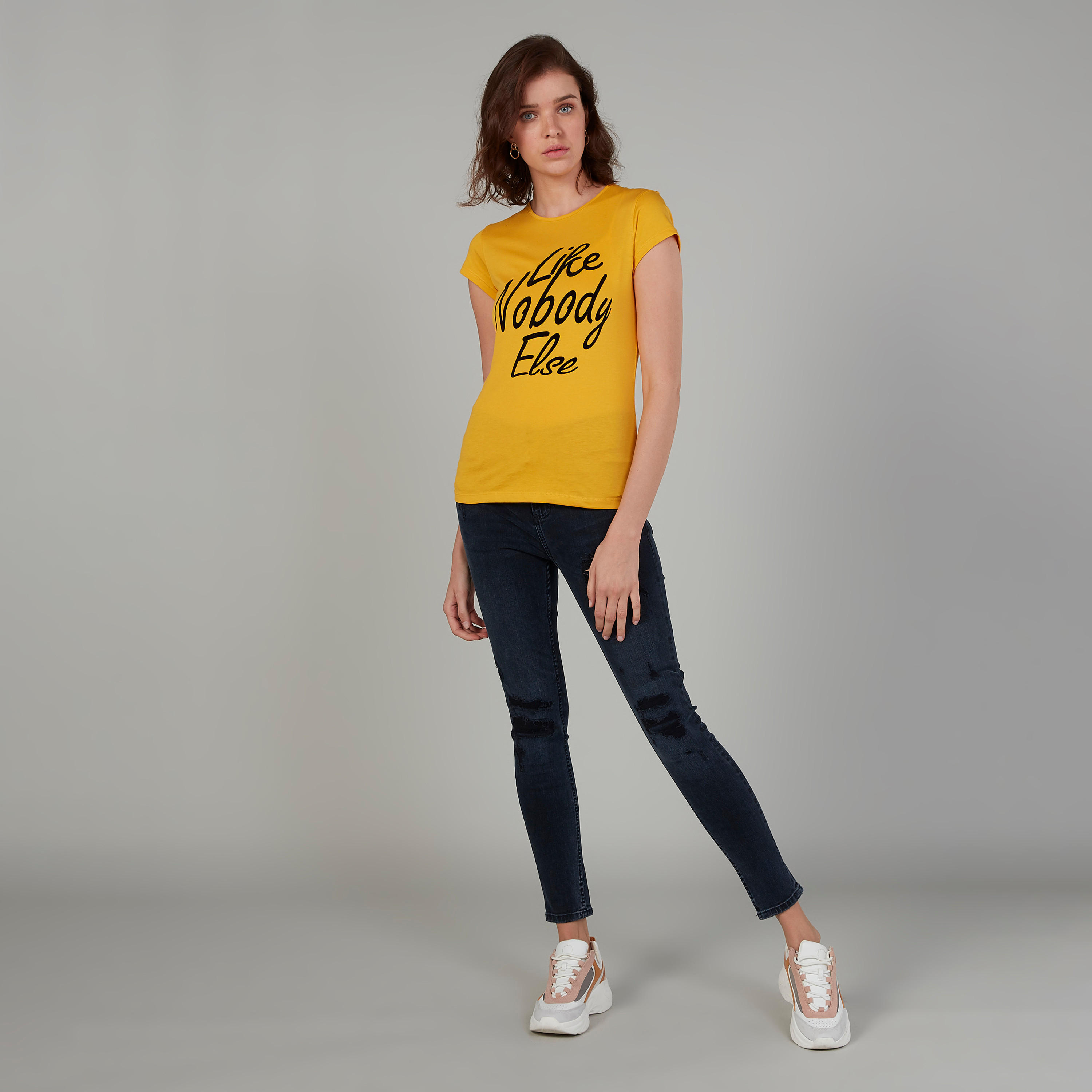 تيشيرت بقصّة سليم بياقة مستديرة وأكمام قصيرة وطبعات-women-clothing-tshirts-image-2