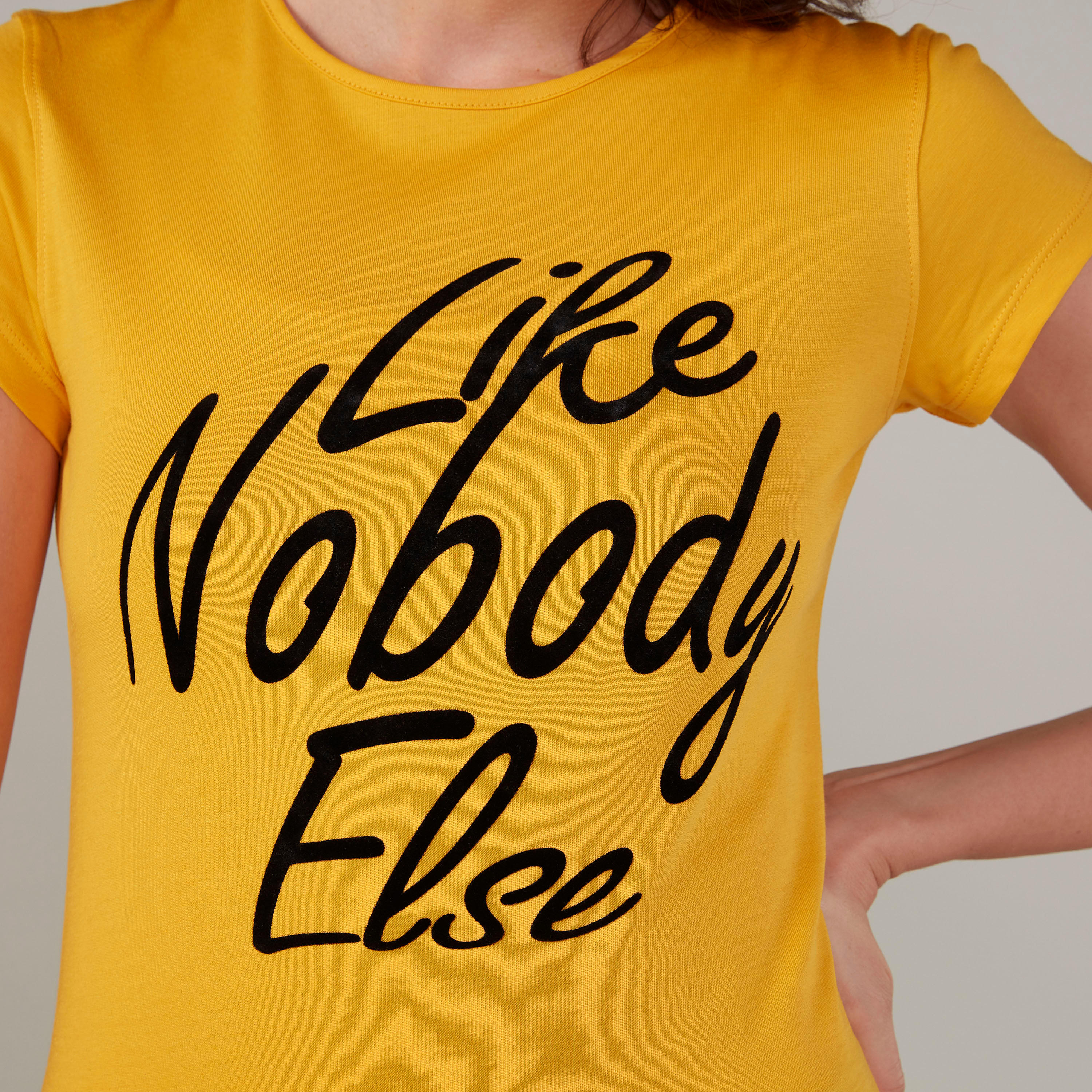 تيشيرت بقصّة سليم بياقة مستديرة وأكمام قصيرة وطبعات-women-clothing-tshirts-image-3