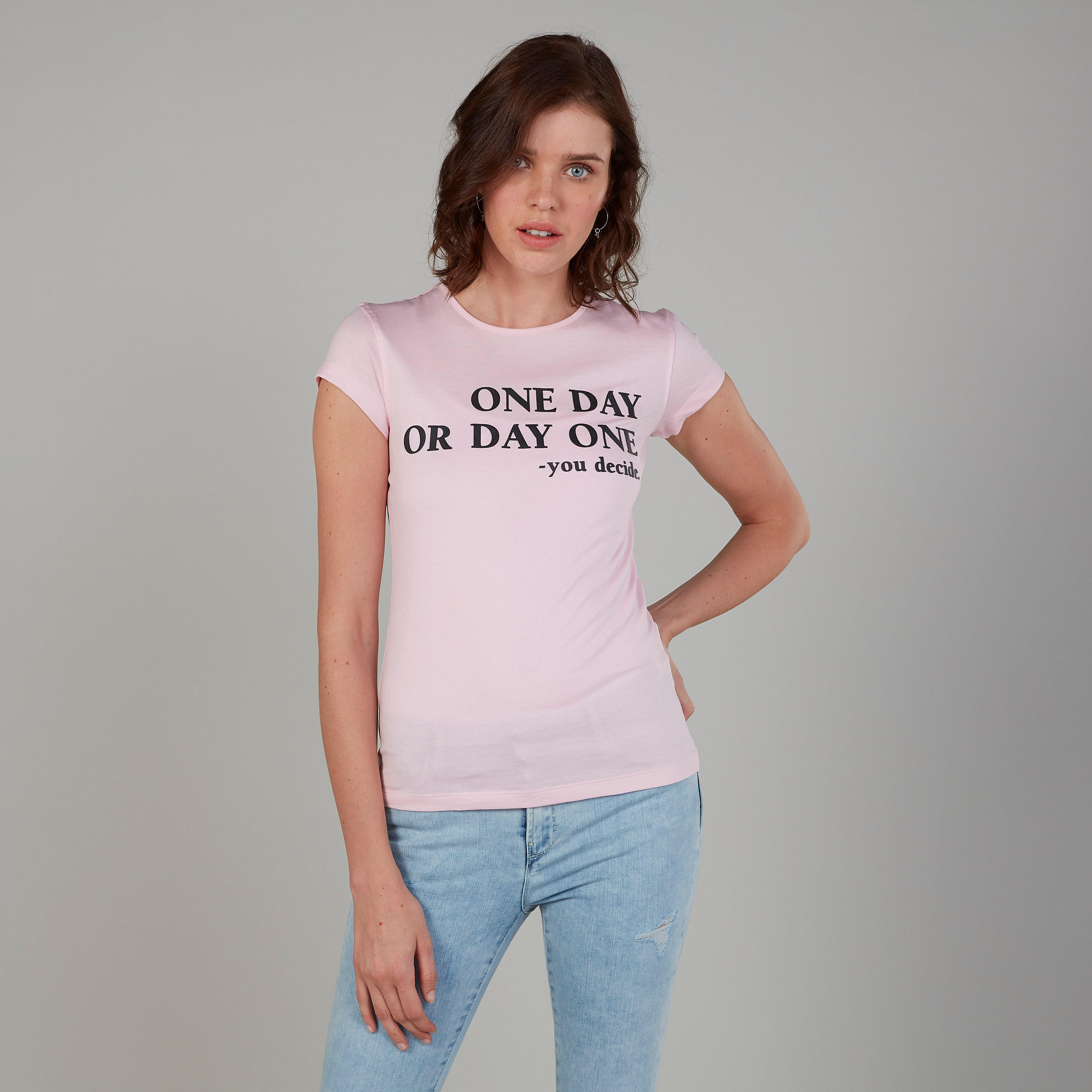 تيشيرت بقصة سليم وطبعات وياقة ضيّقة وأكمام كاب-women-clothing-tshirts-image-1
