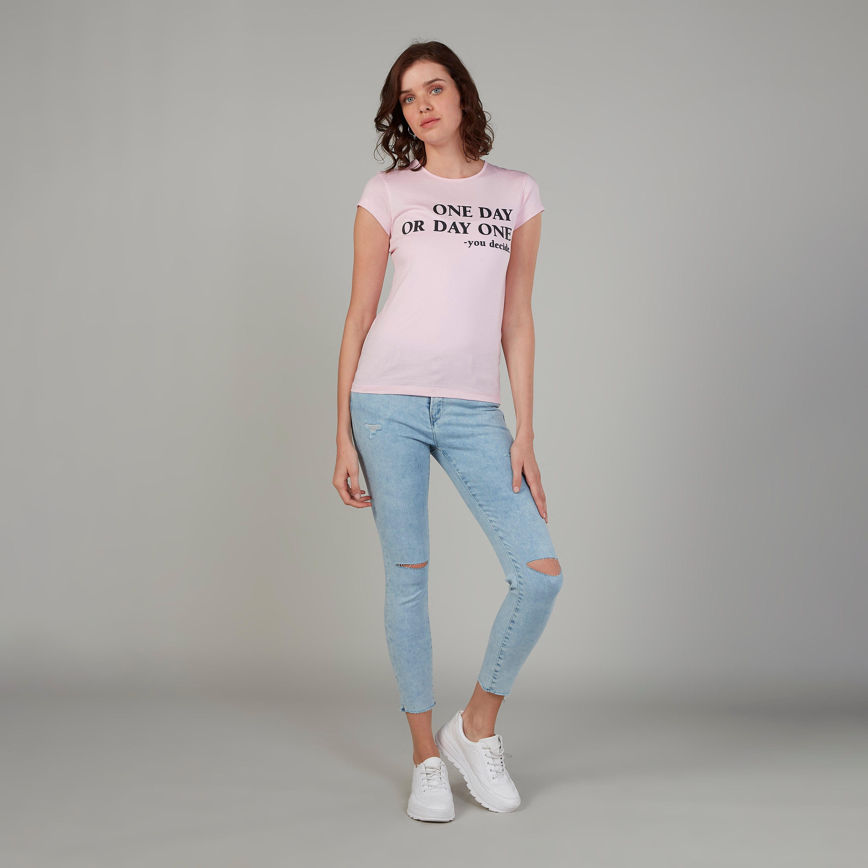 تيشيرت بقصة سليم وطبعات وياقة ضيّقة وأكمام كاب-women-clothing-tshirts-image-2
