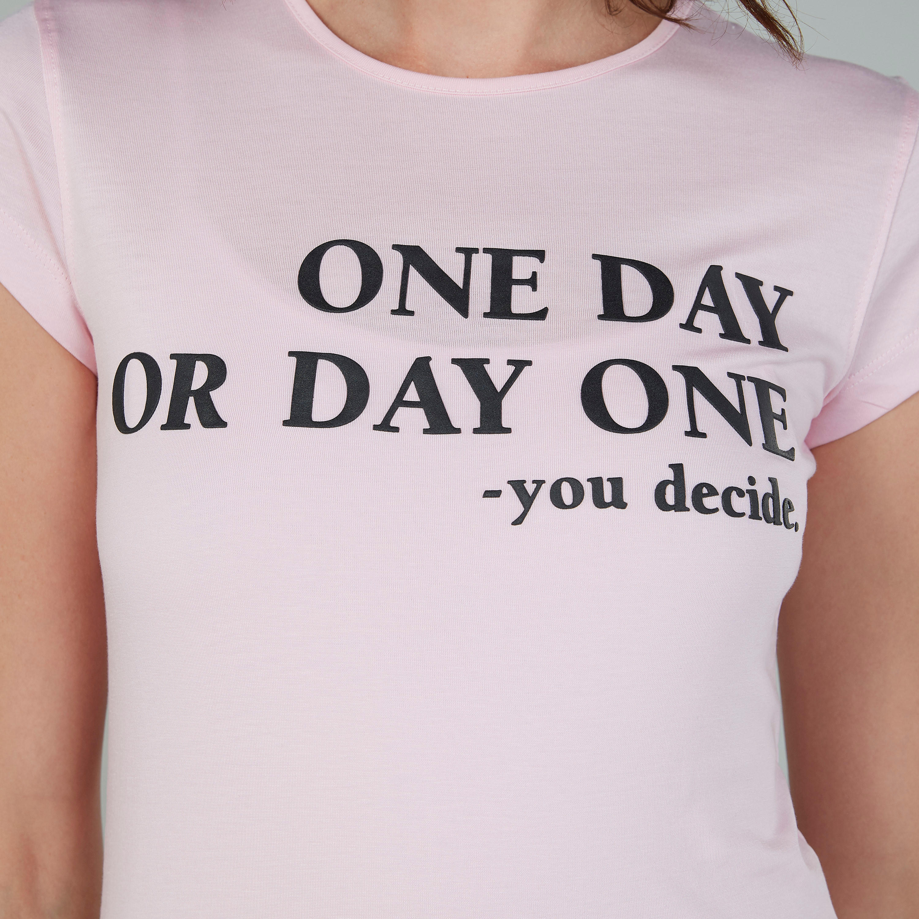 تيشيرت بقصة سليم وطبعات وياقة ضيّقة وأكمام كاب-women-clothing-tshirts-image-3