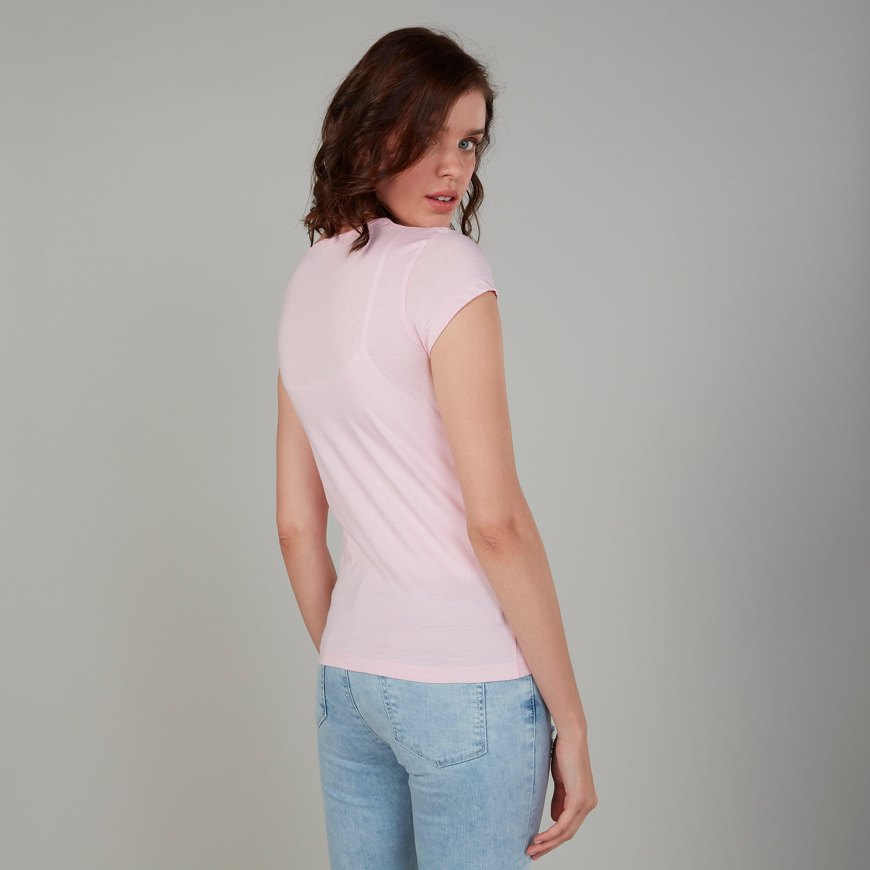 تيشيرت بقصة سليم وطبعات وياقة ضيّقة وأكمام كاب-women-clothing-tshirts-image-4