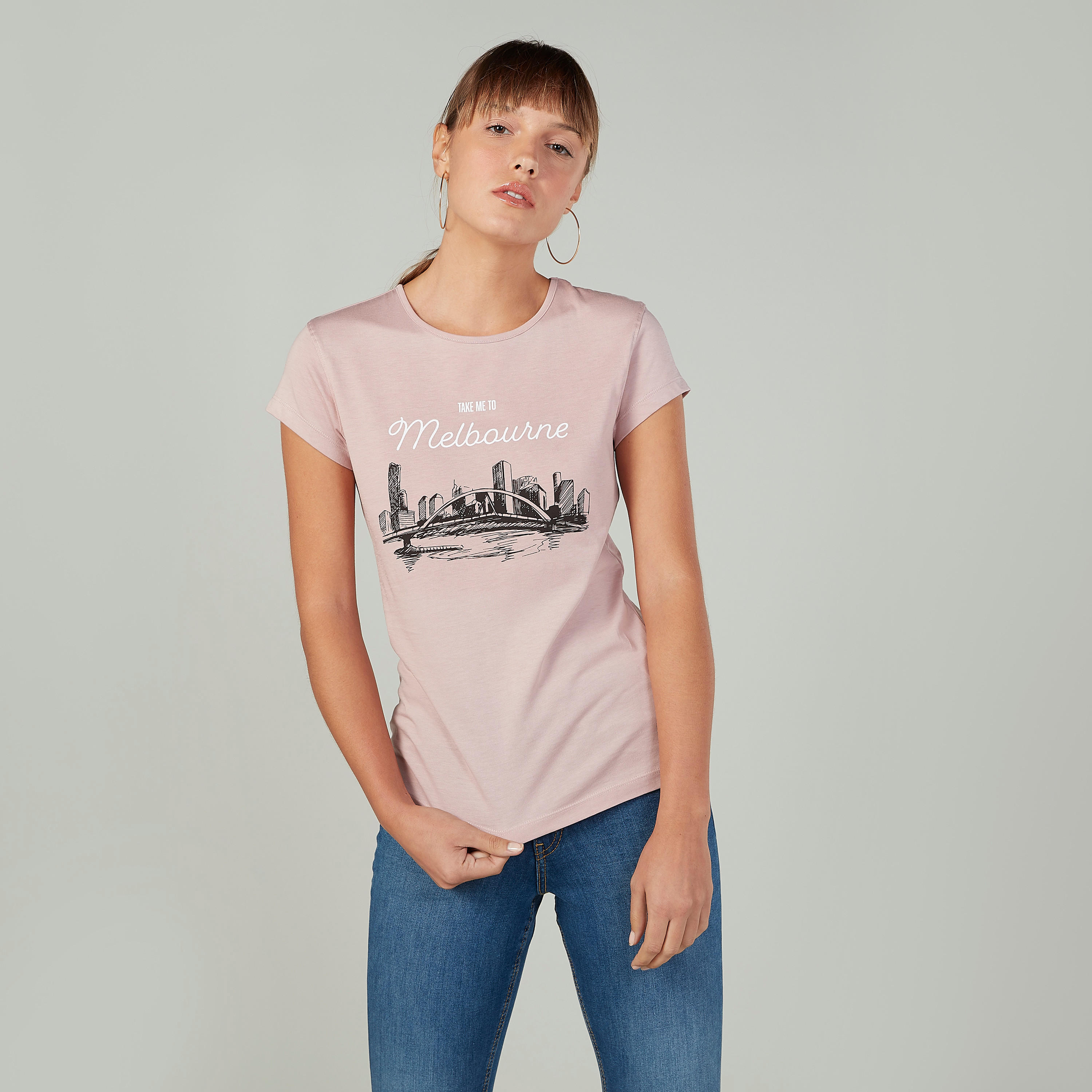 تيشيرت بقصة سليم وطبعات وياقة ضيّقة وأكمام كاب-women-clothing-tshirts-image-1