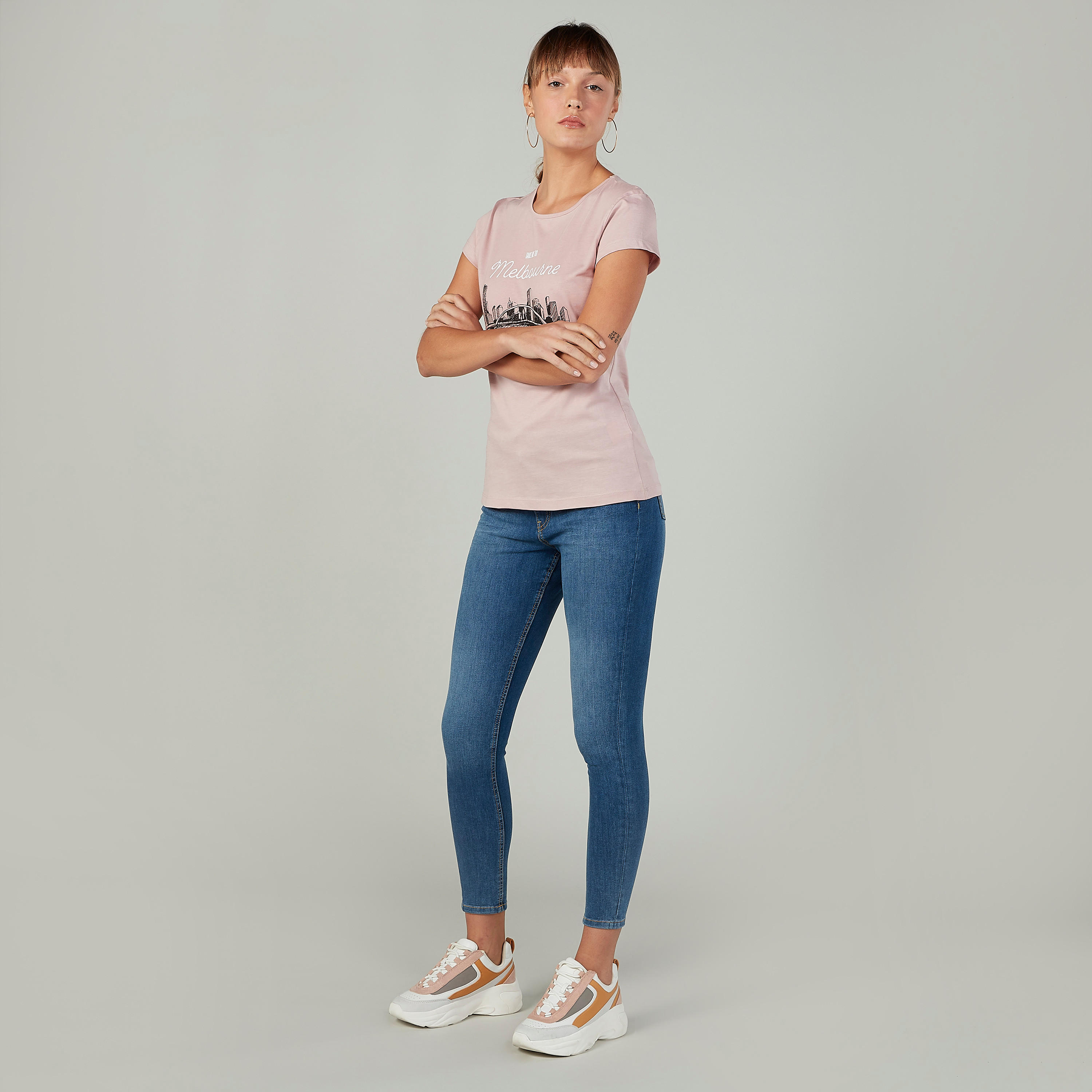 تيشيرت بقصة سليم وطبعات وياقة ضيّقة وأكمام كاب-women-clothing-tshirts-image-2