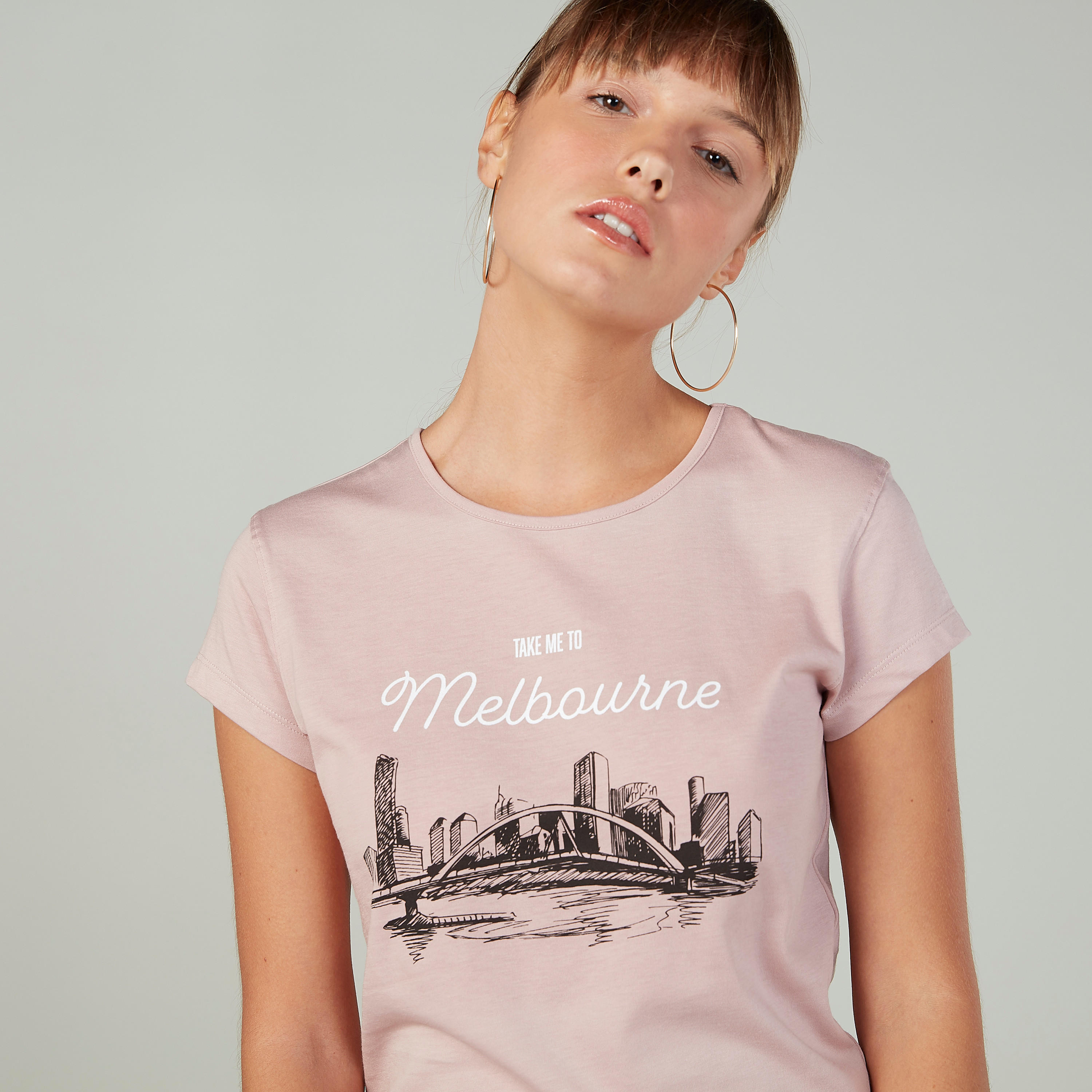 تيشيرت بقصة سليم وطبعات وياقة ضيّقة وأكمام كاب-women-clothing-tshirts-image-3