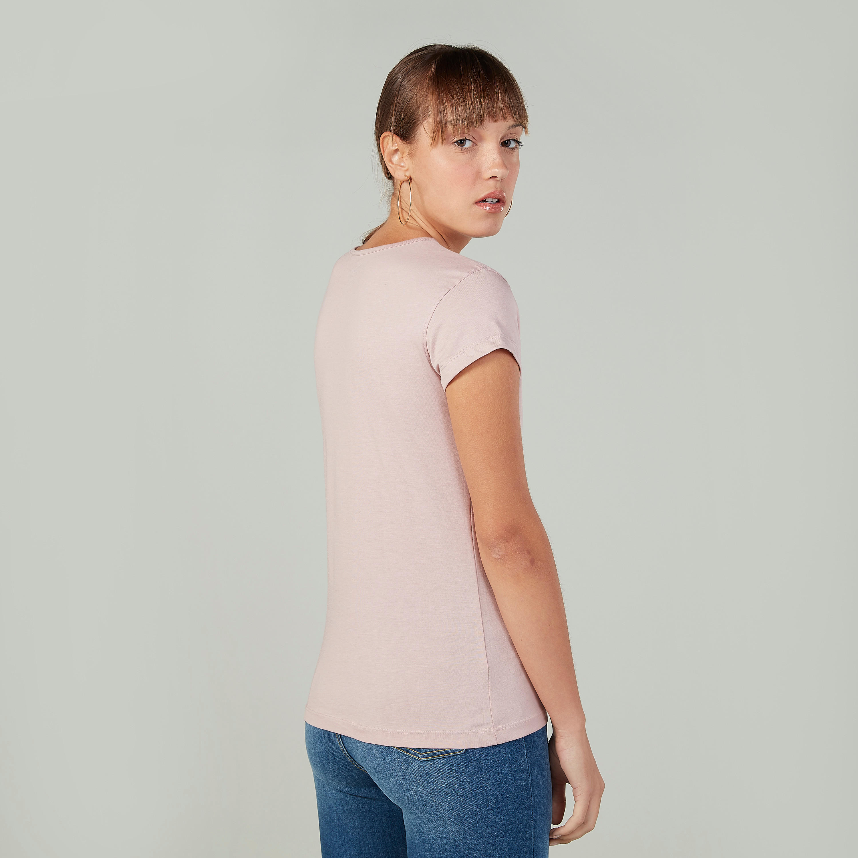 تيشيرت بقصة سليم وطبعات وياقة ضيّقة وأكمام كاب-women-clothing-tshirts-image-4