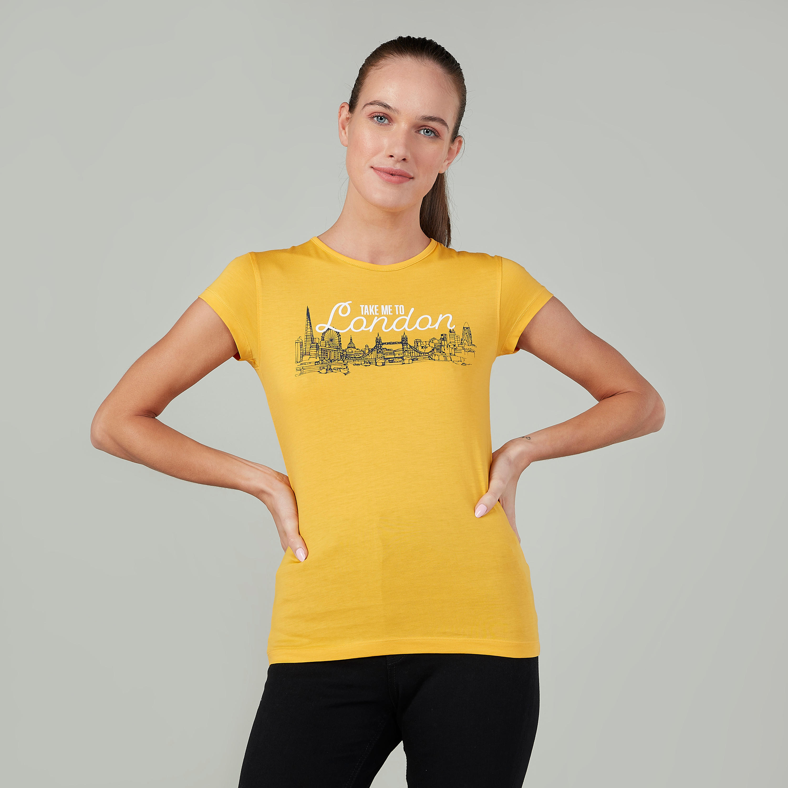 تيشيرت بقصة سليم وطبعات وياقة ضيّقة وأكمام كاب-women-clothing-tshirts-image-1