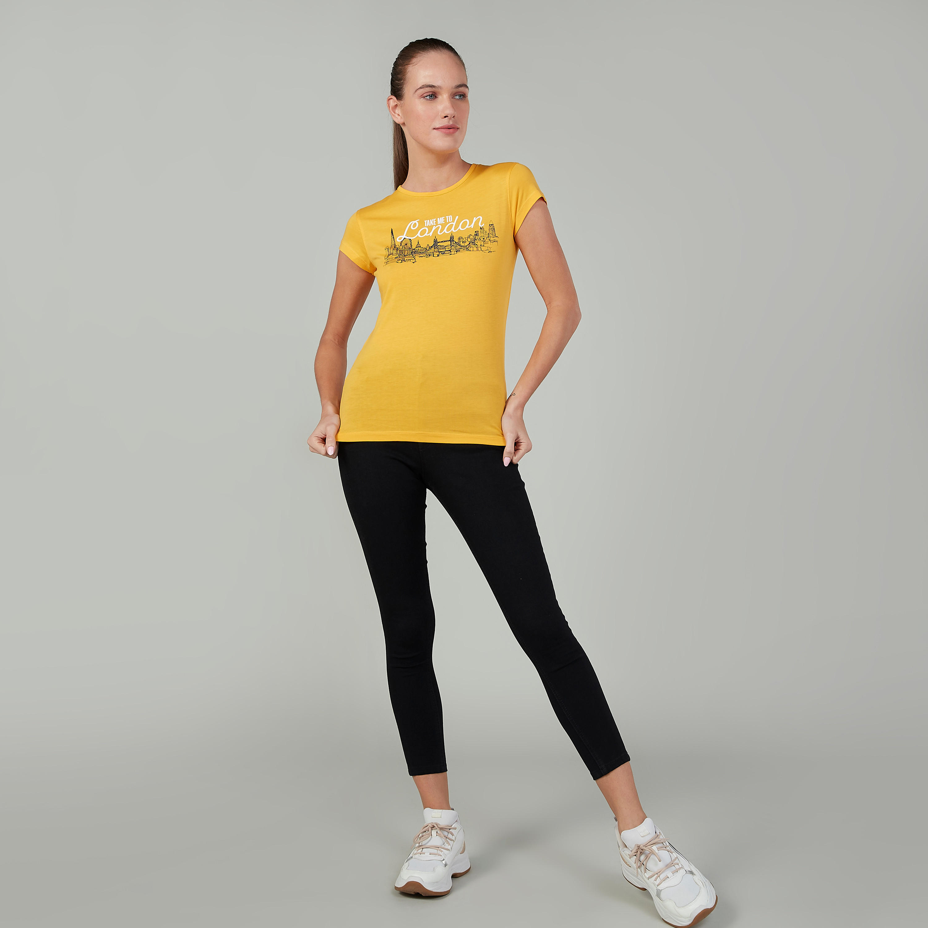 تيشيرت بقصة سليم وطبعات وياقة ضيّقة وأكمام كاب-women-clothing-tshirts-image-2