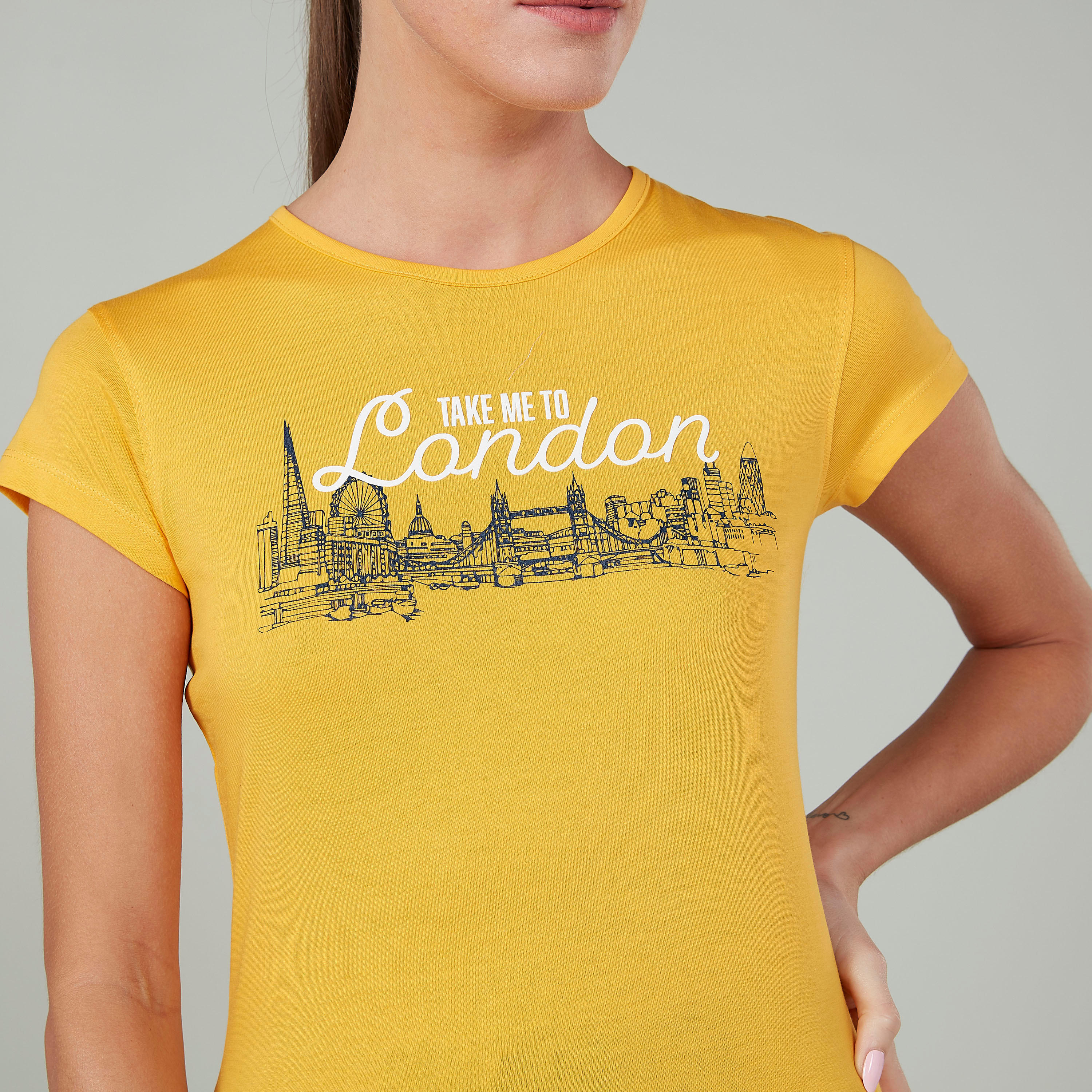 تيشيرت بقصة سليم وطبعات وياقة ضيّقة وأكمام كاب-women-clothing-tshirts-image-3
