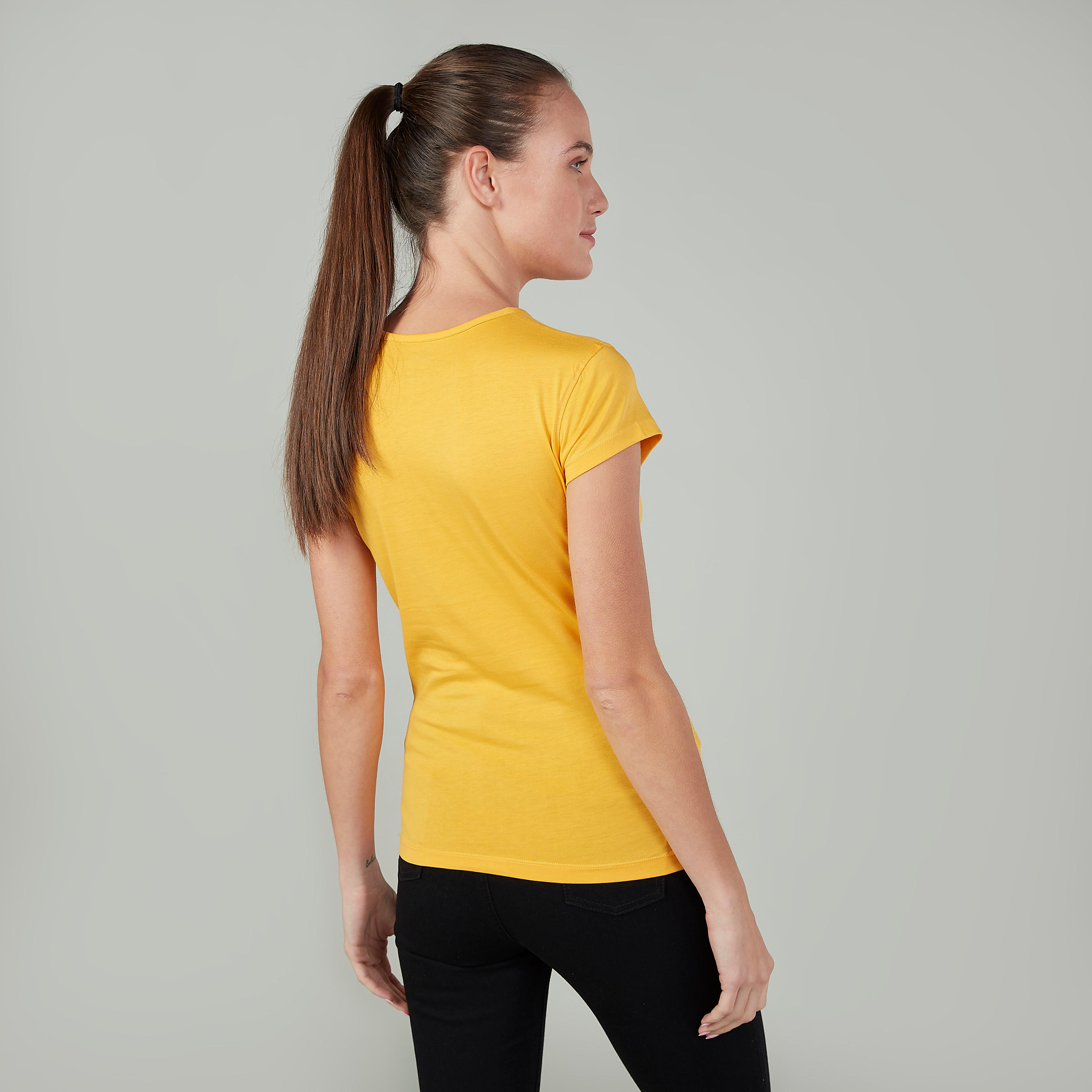 تيشيرت بقصة سليم وطبعات وياقة ضيّقة وأكمام كاب-women-clothing-tshirts-image-4