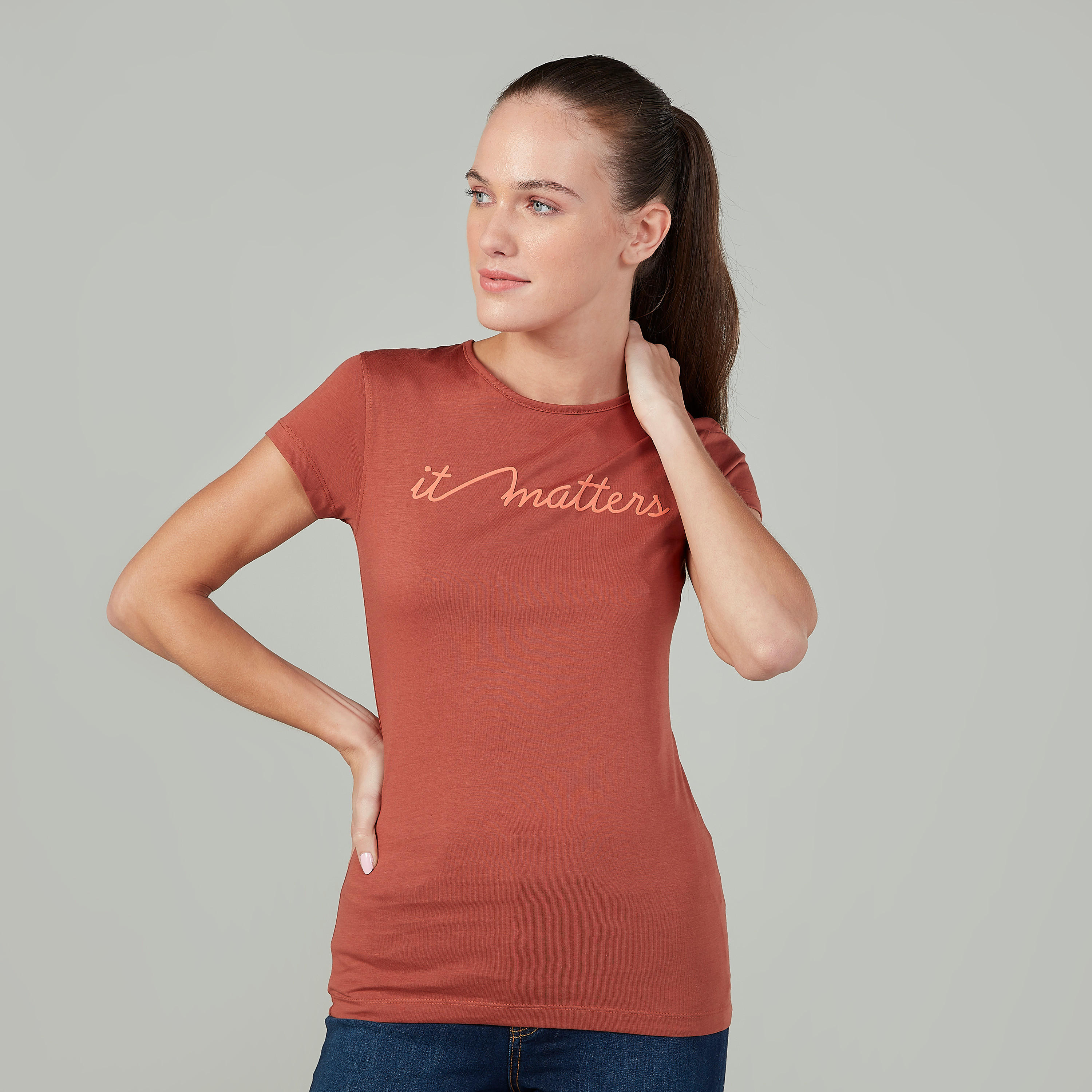 تيشيرت بقصة سليم وطبعات وياقة ضيّقة وأكمام كاب-women-clothing-tshirts-image-1
