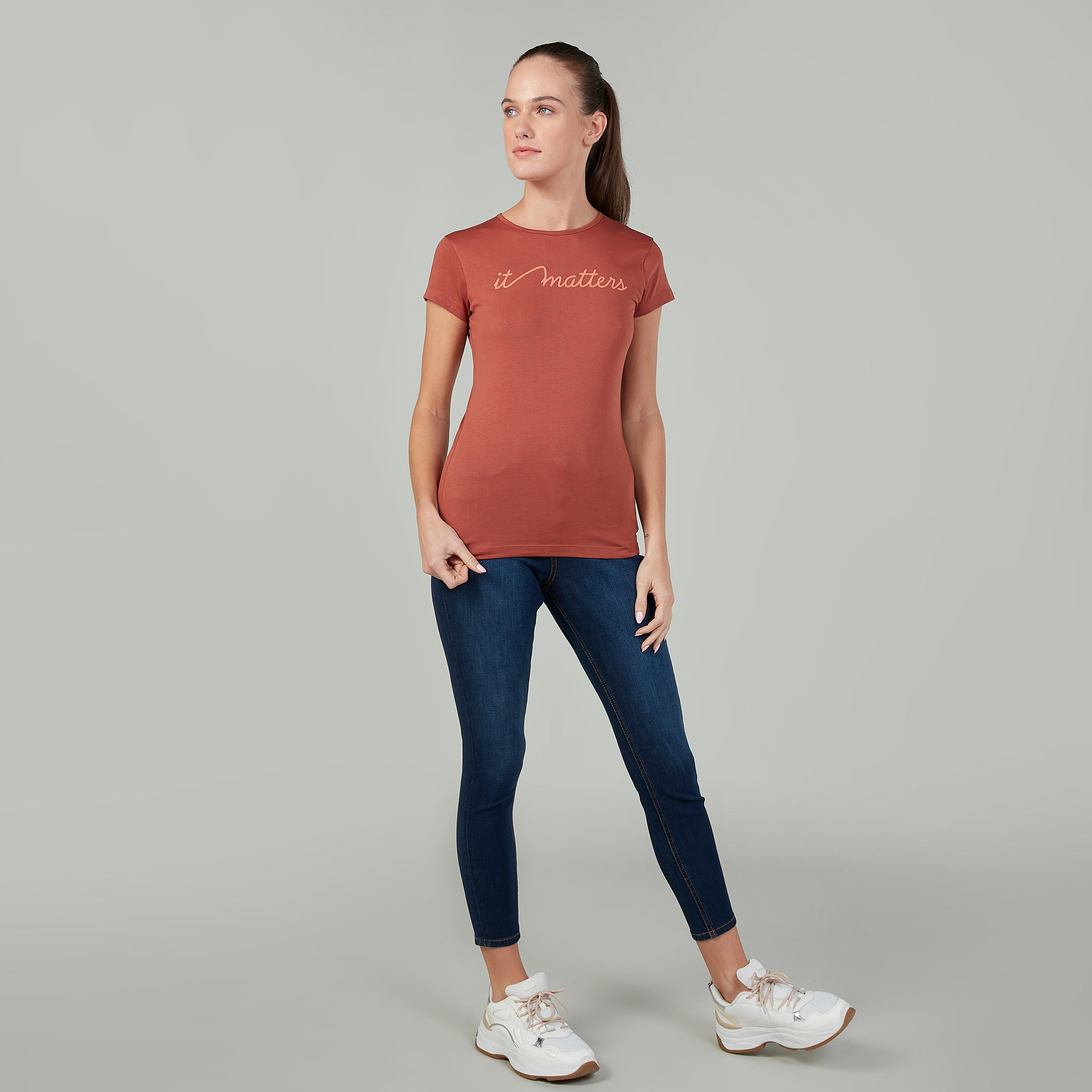 تيشيرت بقصة سليم وطبعات وياقة ضيّقة وأكمام كاب-women-clothing-tshirts-image-2