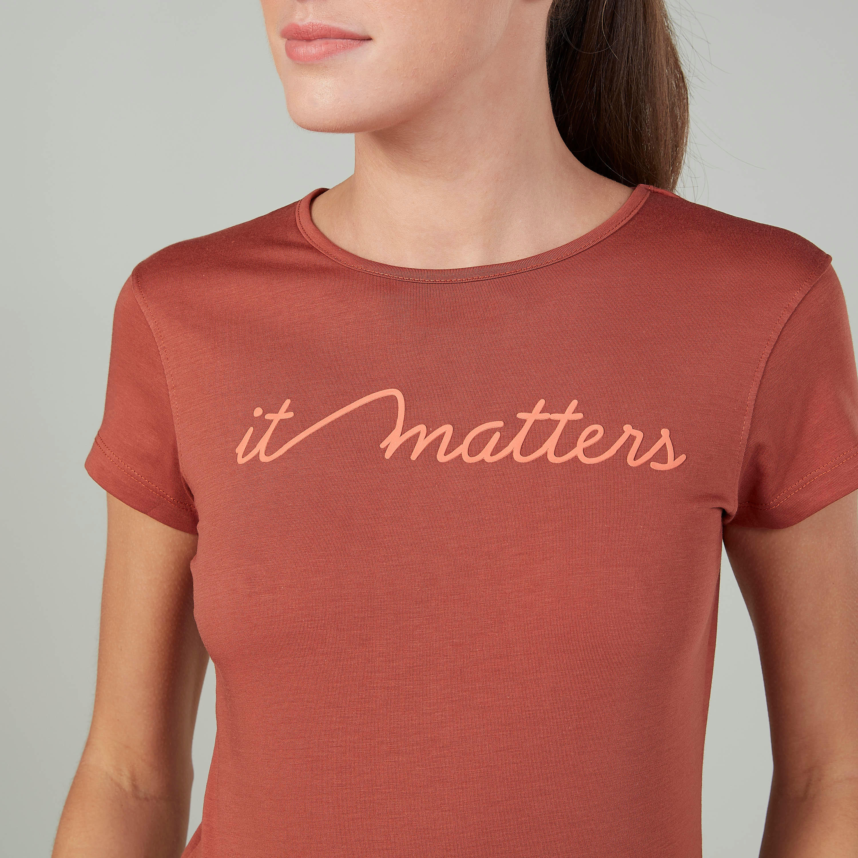 تيشيرت بقصة سليم وطبعات وياقة ضيّقة وأكمام كاب-women-clothing-tshirts-image-3