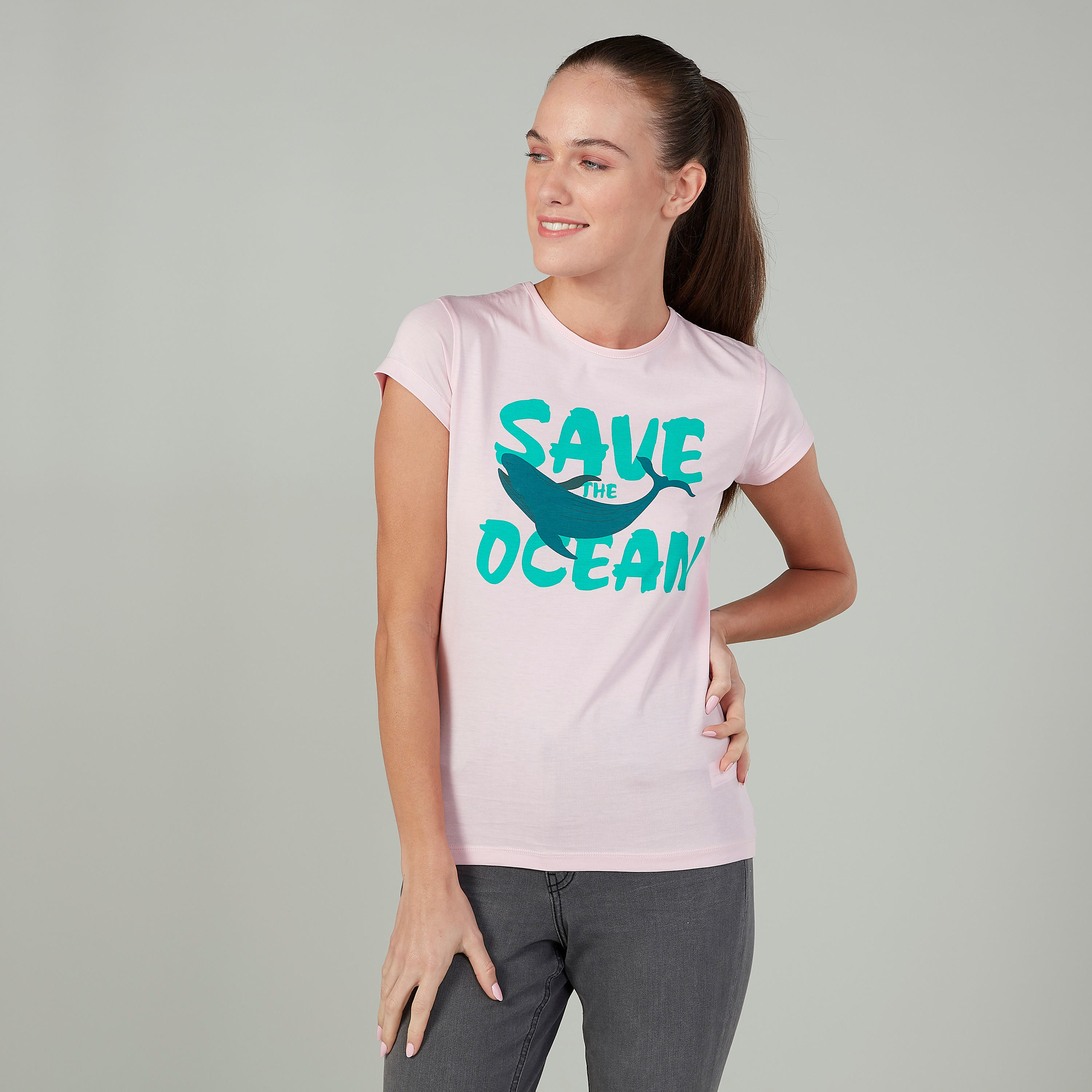 تيشيرت بقصة سليم وطبعات وياقة ضيّقة وأكمام كاب-women-clothing-tshirts-image-1