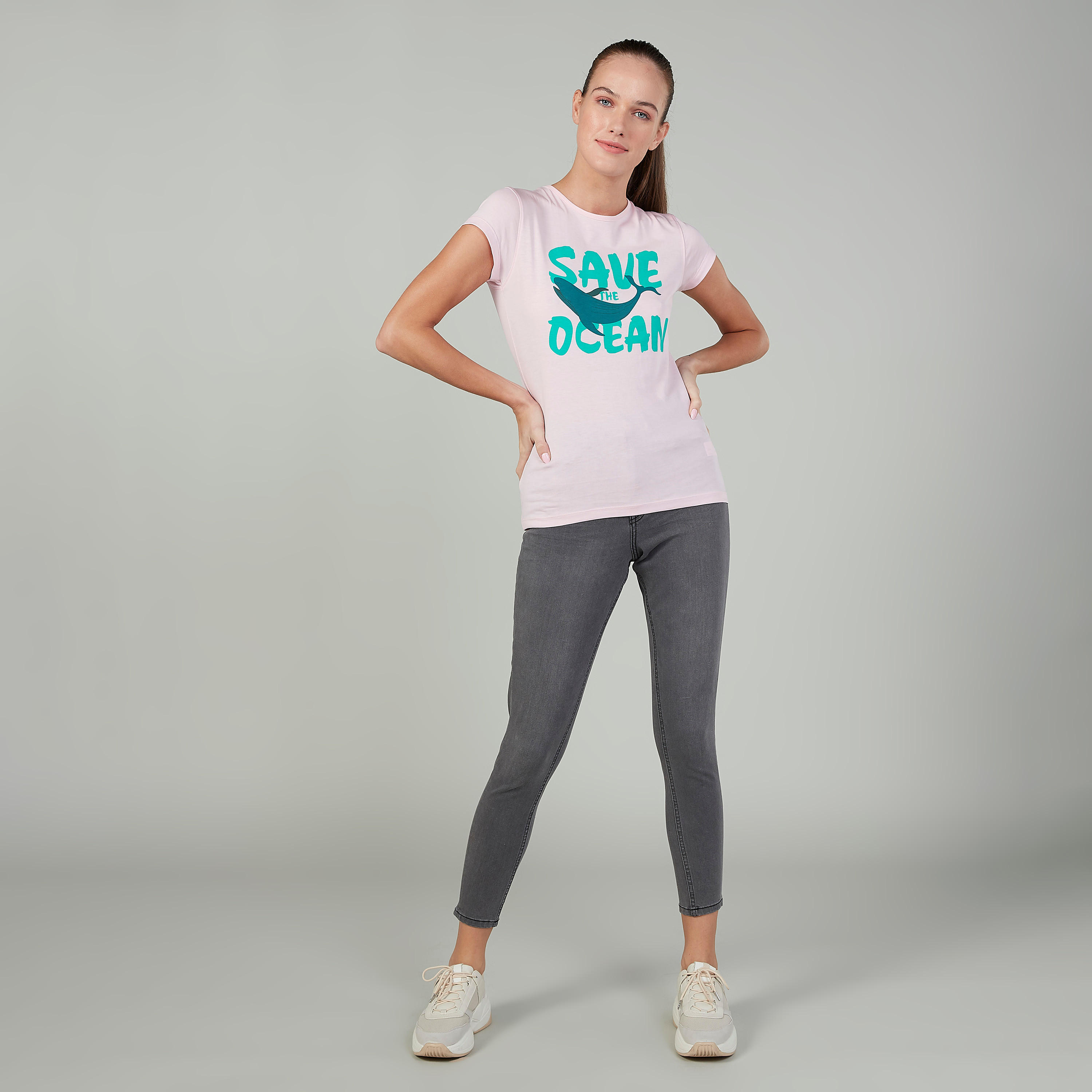 تيشيرت بقصة سليم وطبعات وياقة ضيّقة وأكمام كاب-women-clothing-tshirts-image-2