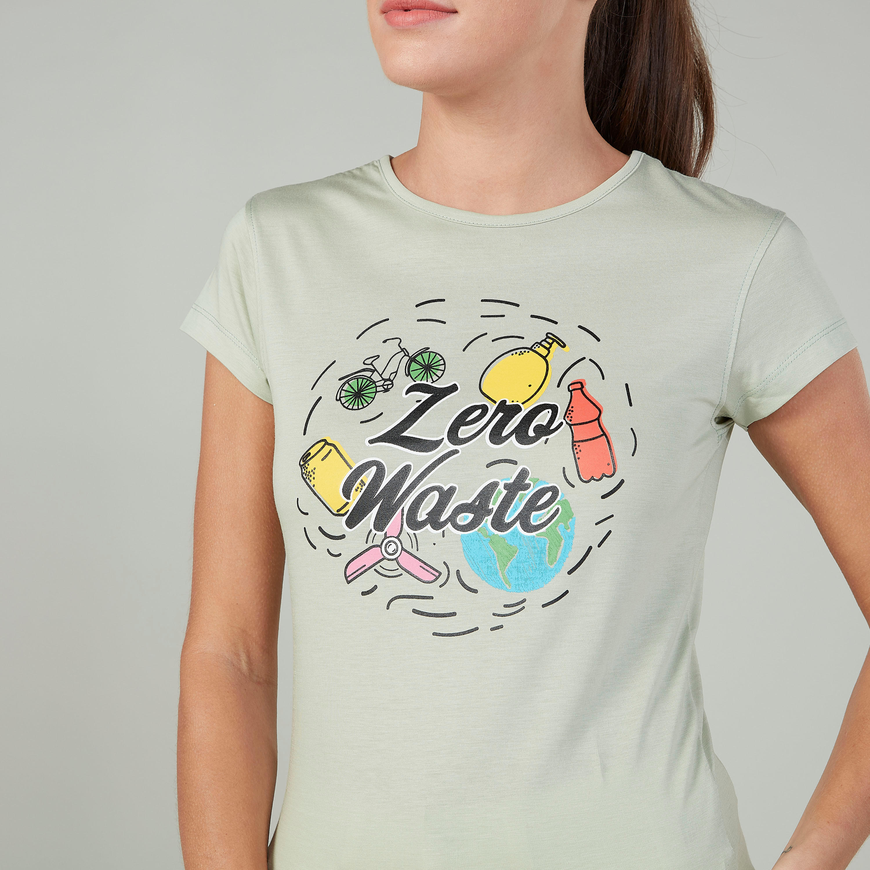 تيشيرت بقصة سليم وطبعات وياقة ضيّقة وأكمام كاب-women-clothing-tshirts-image-3