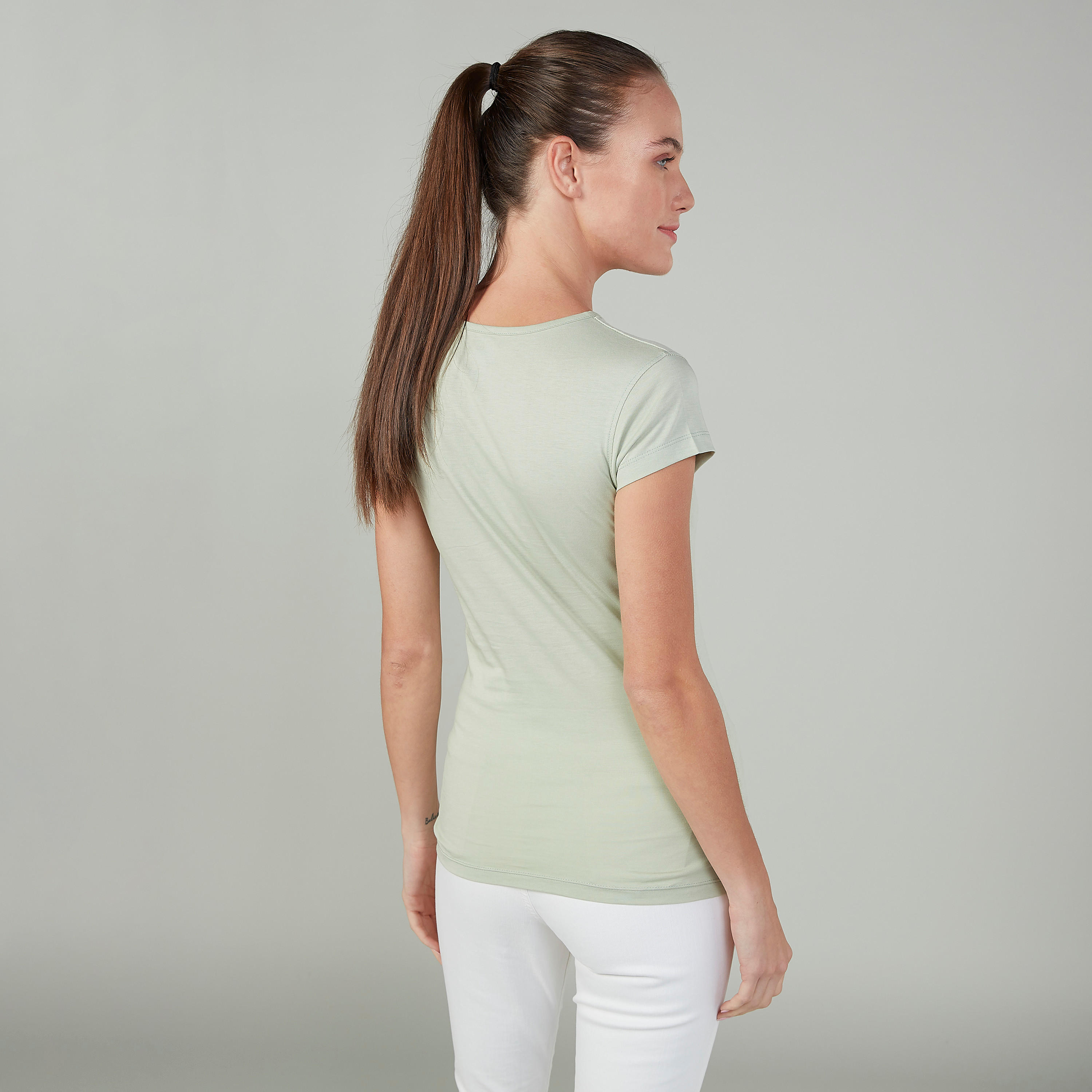تيشيرت بقصة سليم وطبعات وياقة ضيّقة وأكمام كاب-women-clothing-tshirts-image-4