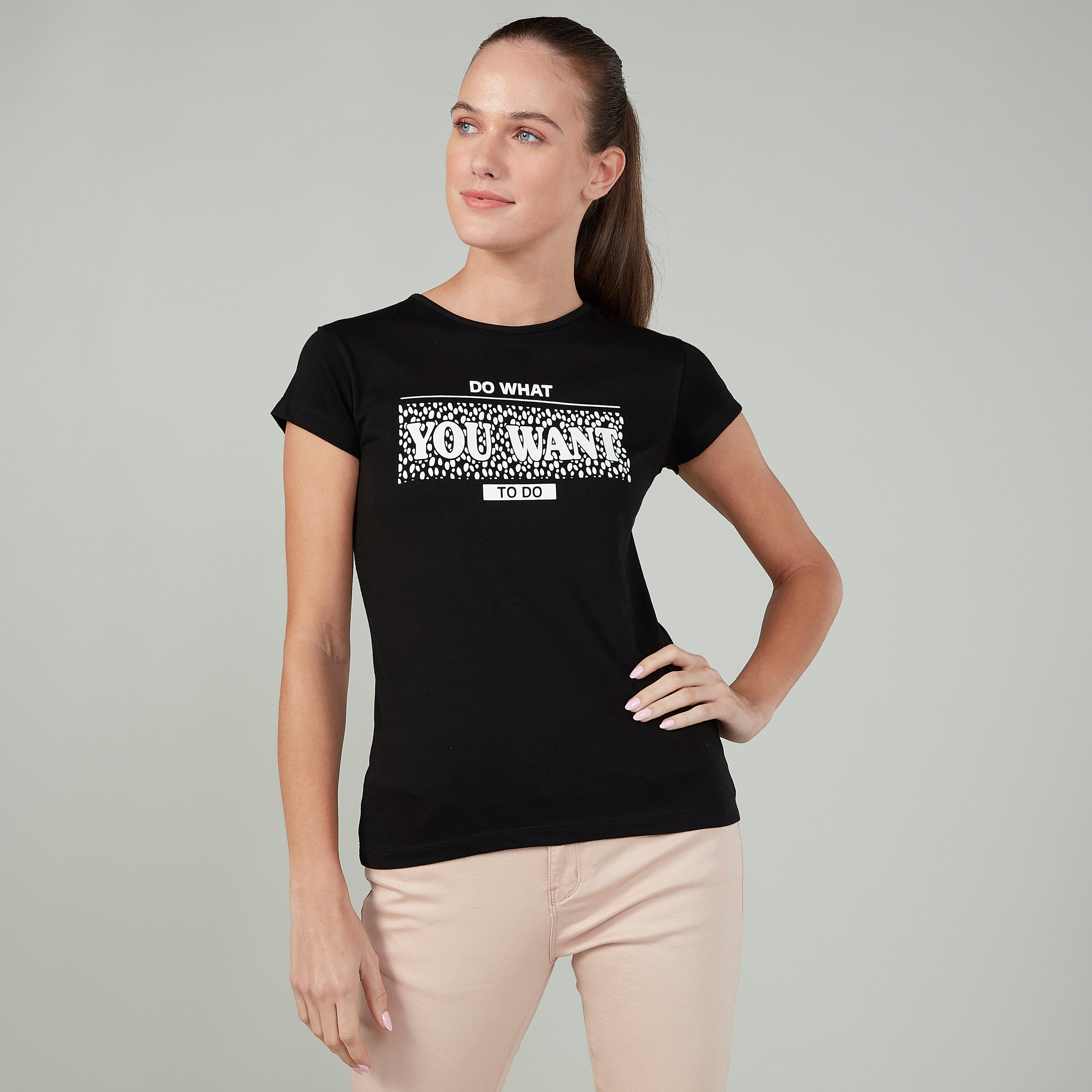 تيشيرت بقصة سليم وطبعات وياقة ضيّقة وأكمام كاب-women-clothing-tshirts-image-1