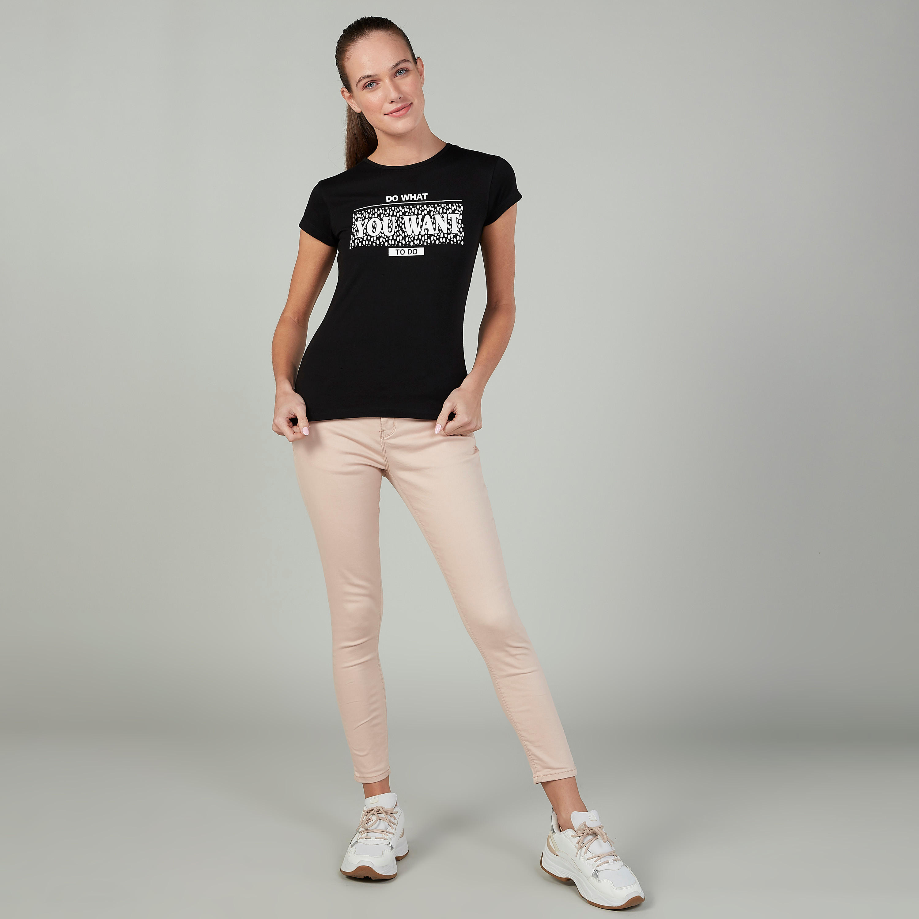 تيشيرت بقصة سليم وطبعات وياقة ضيّقة وأكمام كاب-women-clothing-tshirts-image-2