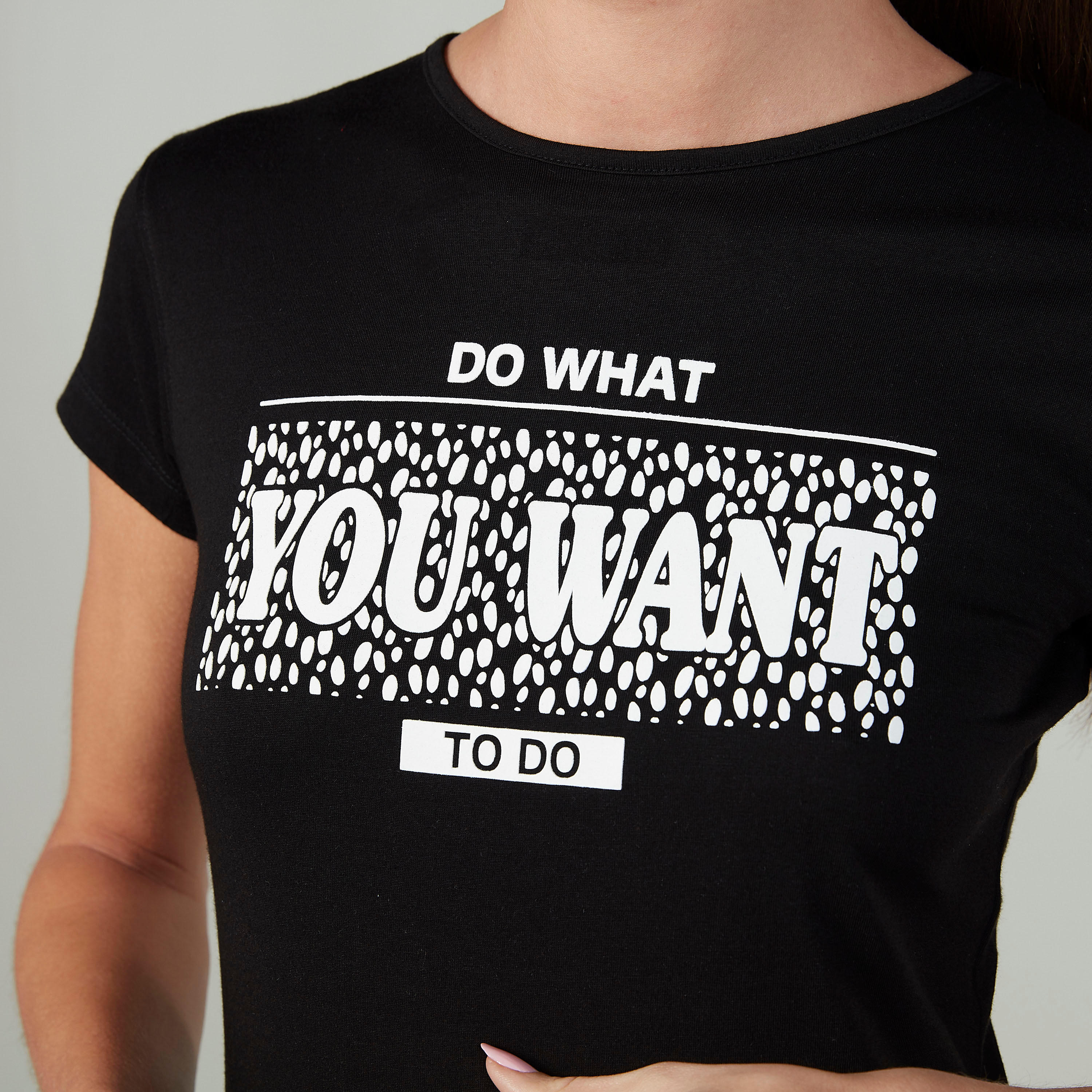 تيشيرت بقصة سليم وطبعات وياقة ضيّقة وأكمام كاب-women-clothing-tshirts-image-3