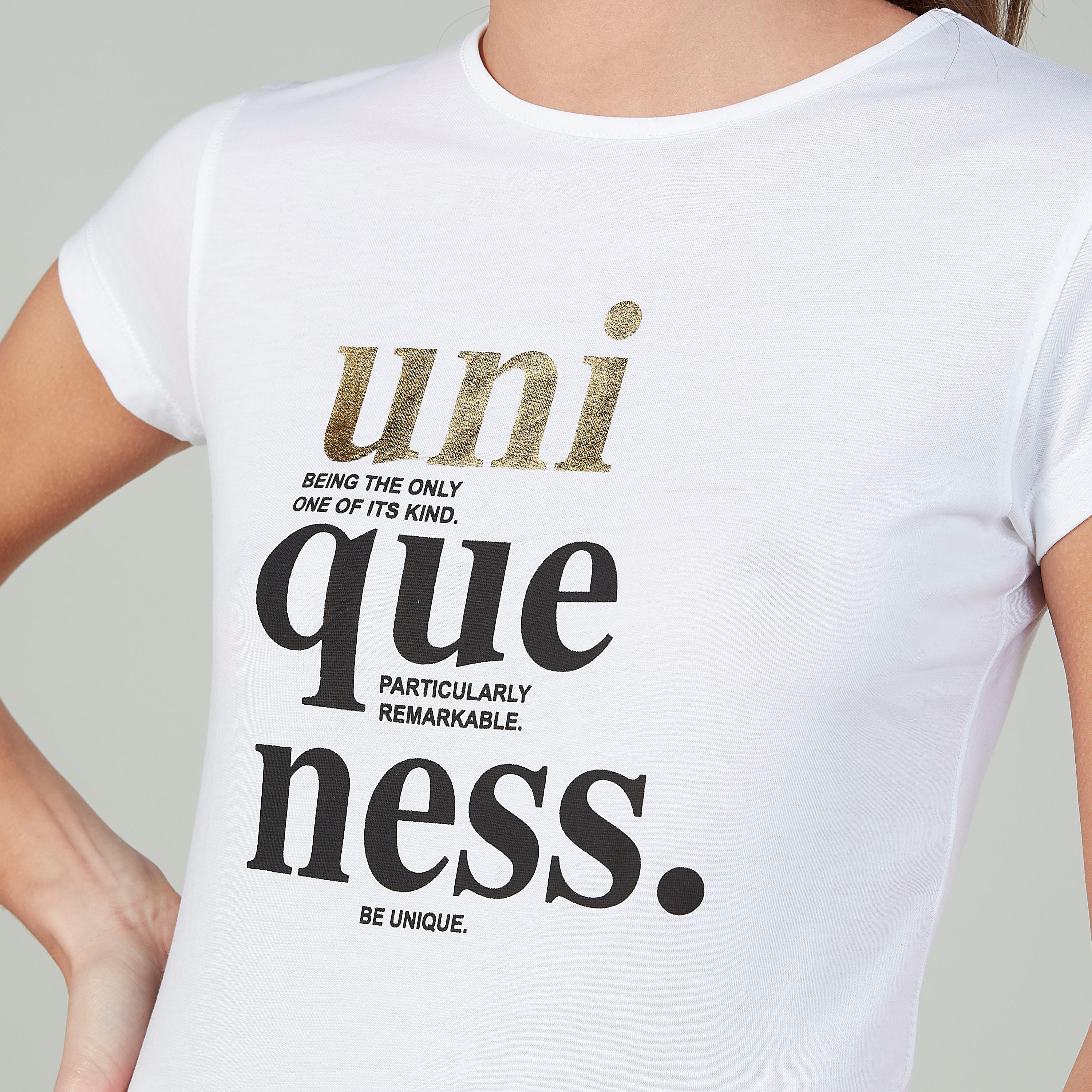 تيشيرت سليم بياقة مستديرة وأكمام كاب وطبعات-women-clothing-tshirts-image-4