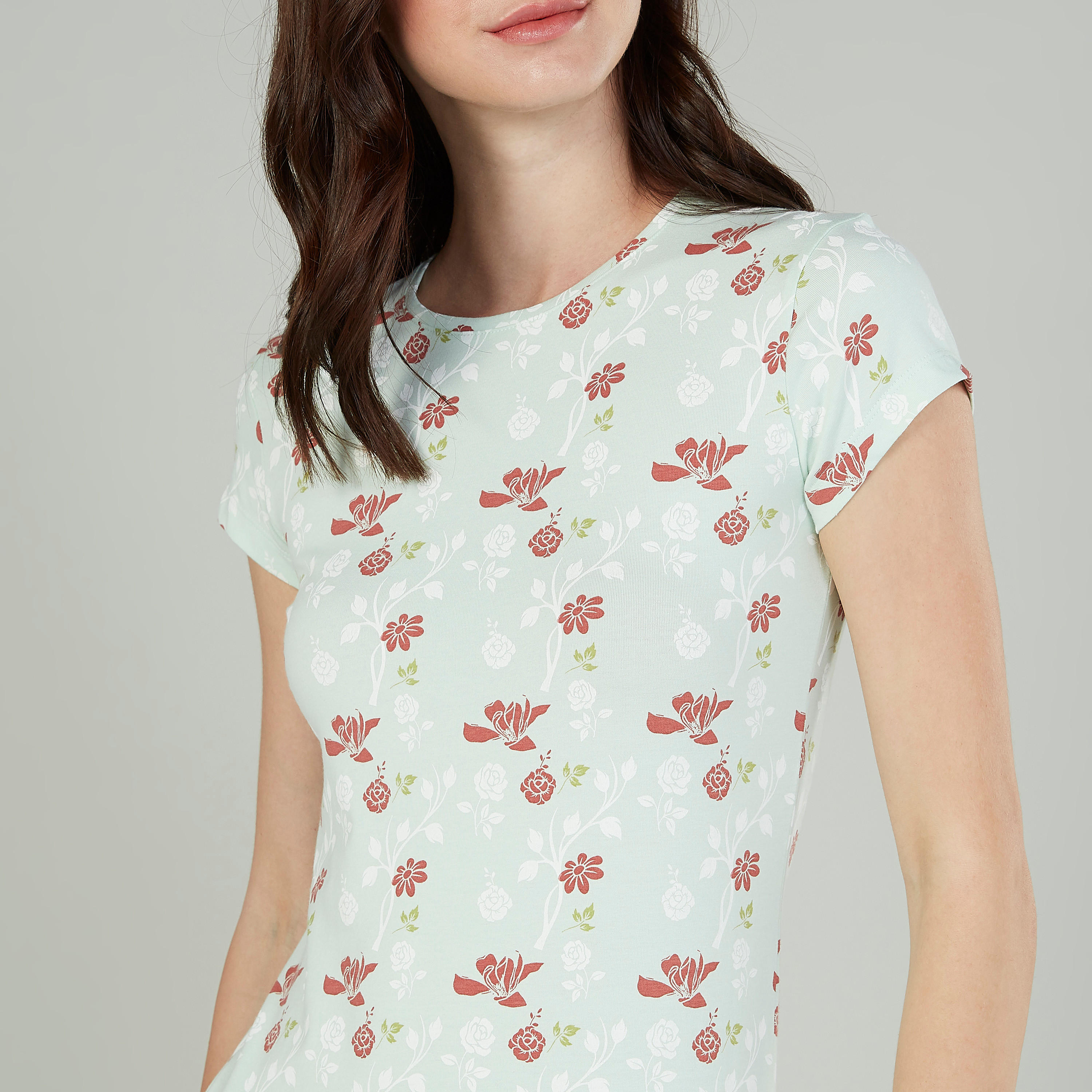 تيشيرت بياقة ضيّقة وأكمام كاب وطبعات-women-clothing-tshirts-image-3