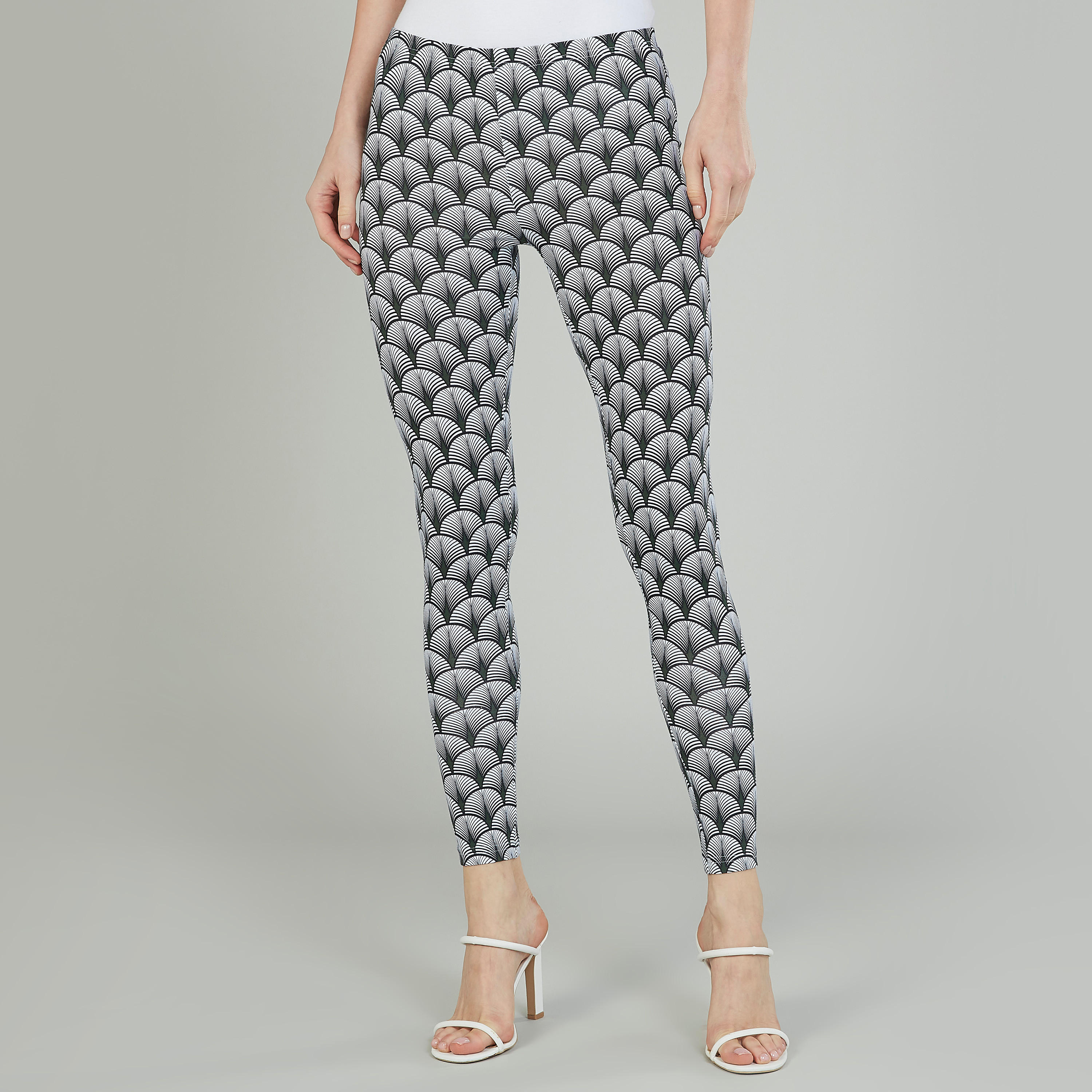 بنطلون ليقنز بخصر مطّاطي وطبعات-women-clothing-bottoms-leggings-image-1