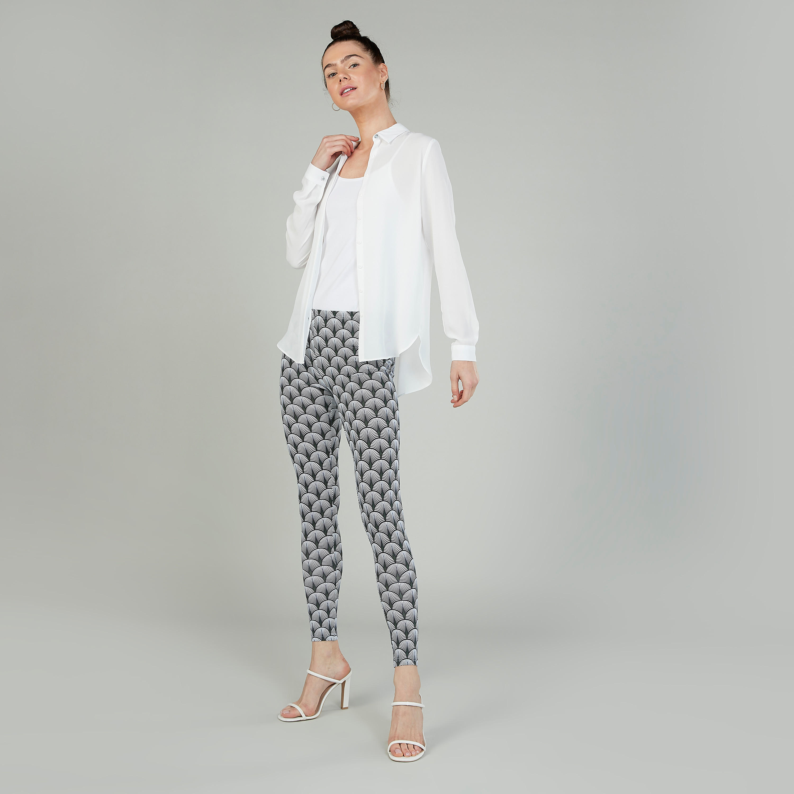 بنطلون ليقنز بخصر مطّاطي وطبعات-women-clothing-bottoms-leggings-image-2