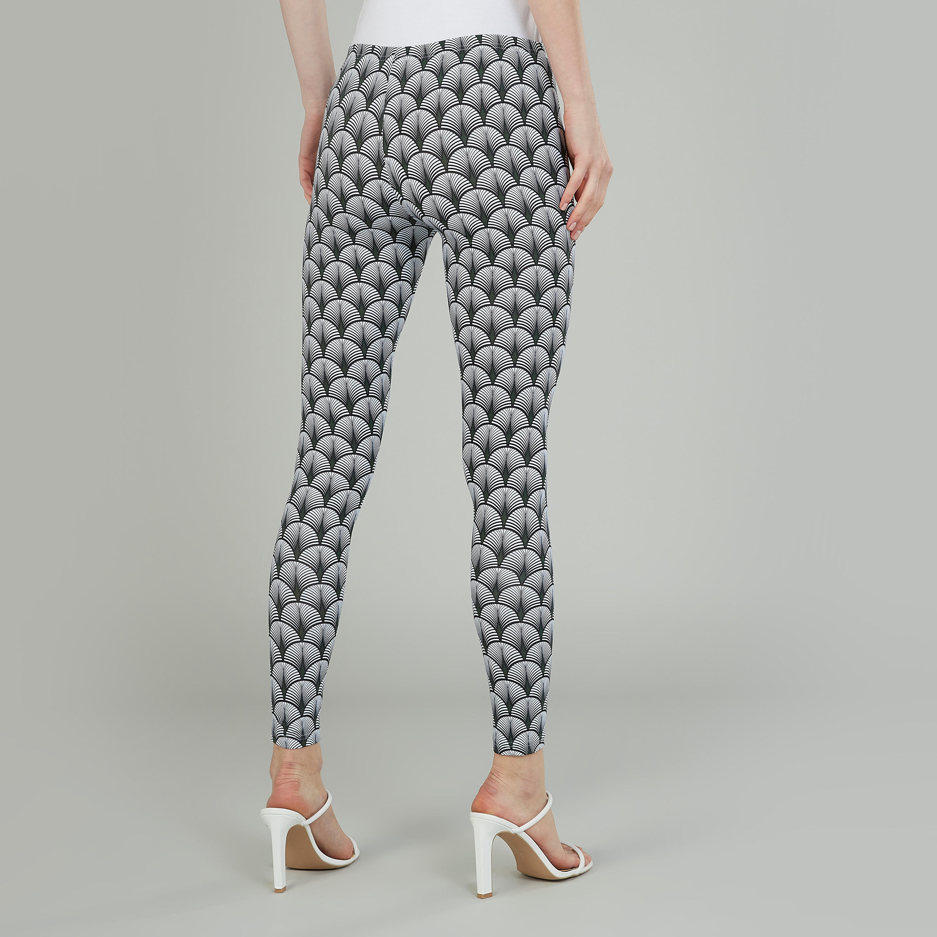 بنطلون ليقنز بخصر مطّاطي وطبعات-women-clothing-bottoms-leggings-image-3