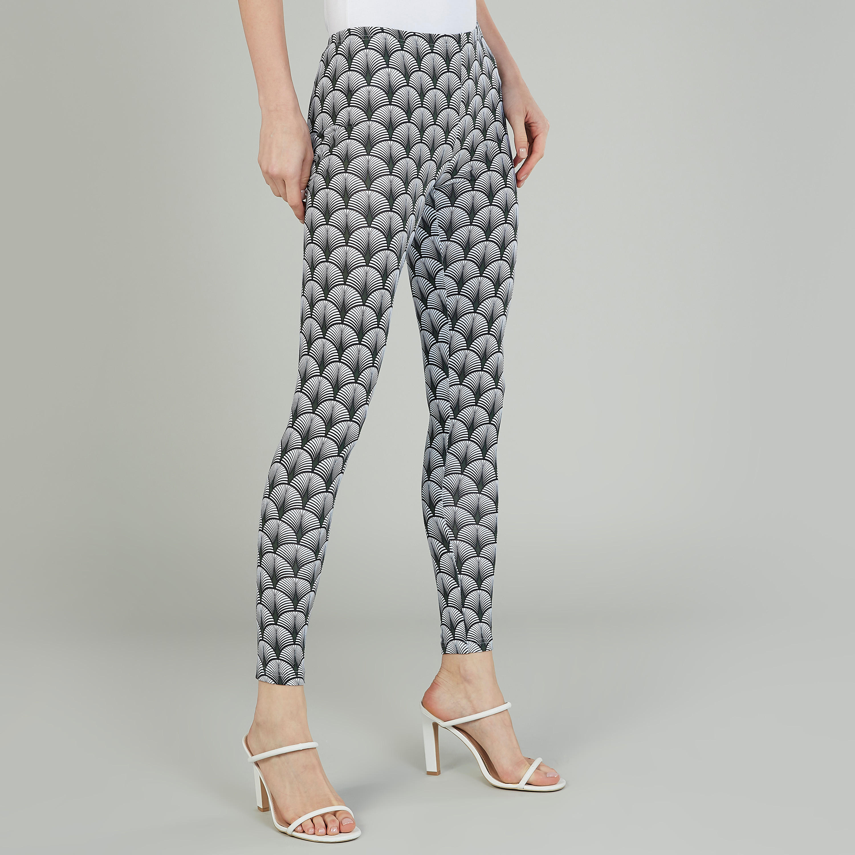 بنطلون ليقنز بخصر مطّاطي وطبعات-women-clothing-bottoms-leggings-image-4