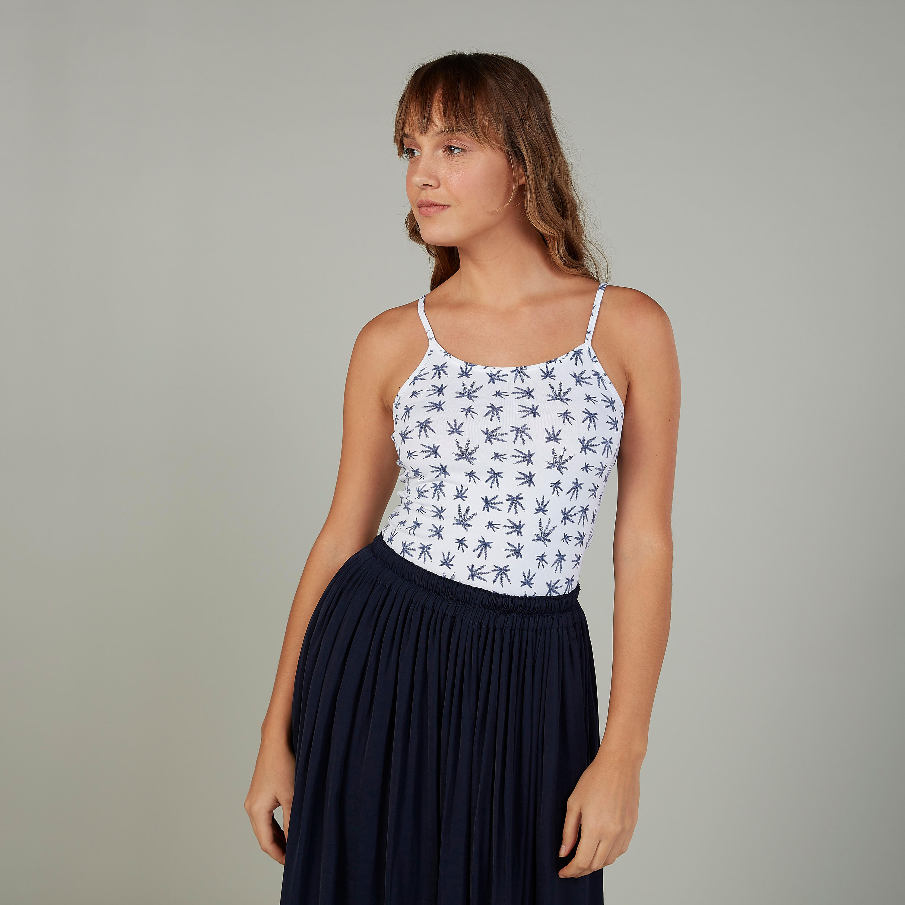 بلوزة كامي بياقة عميقة وحمّالات رفيعة وطبعات-women-clothing-tshirts-image-1