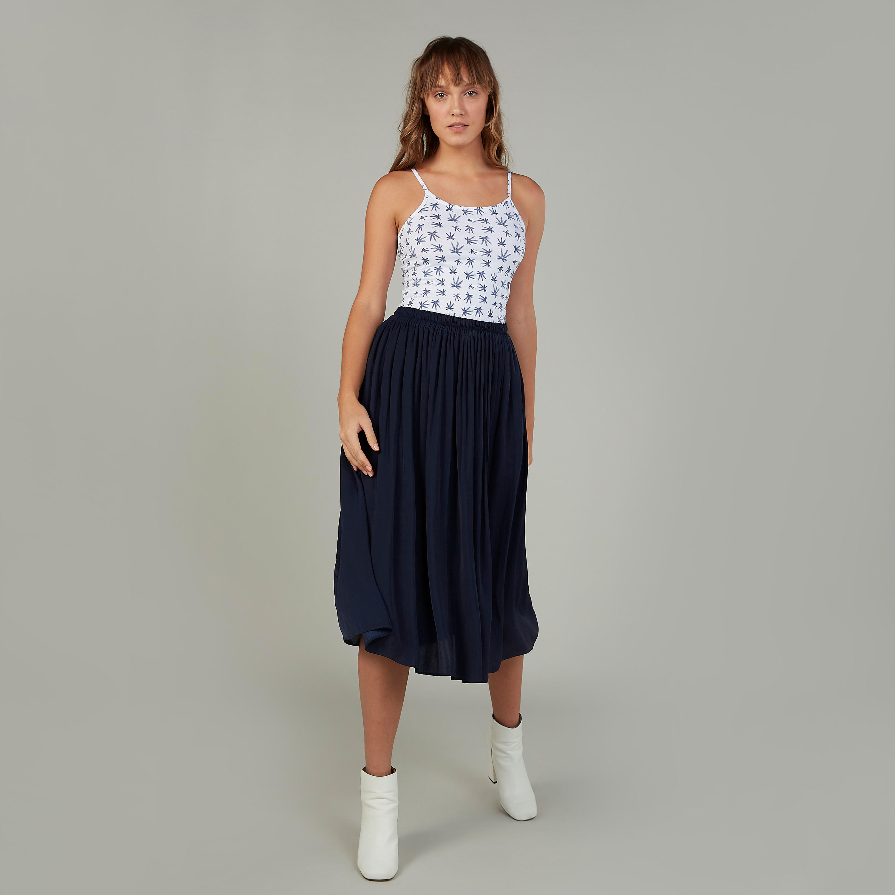 بلوزة كامي بياقة عميقة وحمّالات رفيعة وطبعات-women-clothing-tshirts-image-2