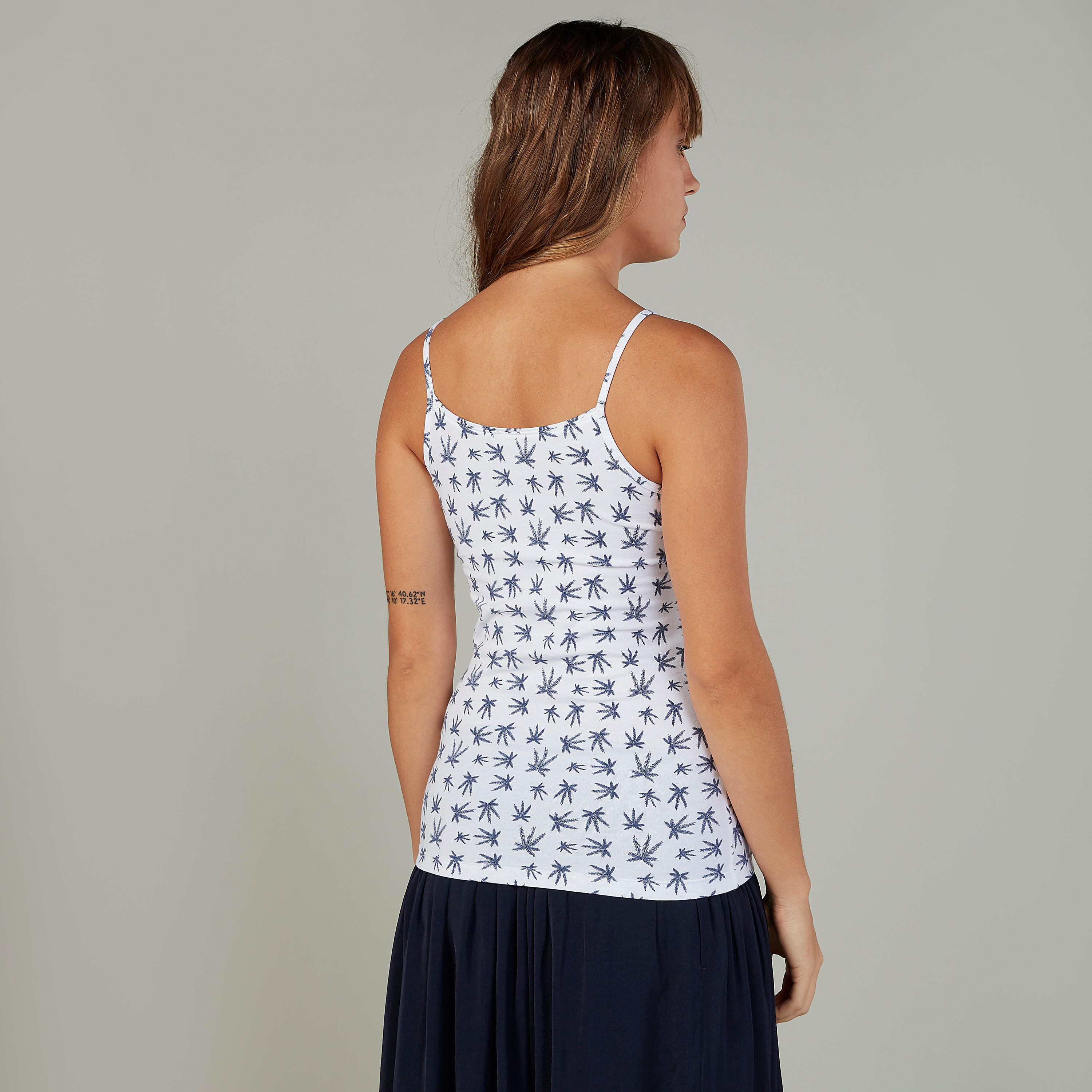بلوزة كامي بياقة عميقة وحمّالات رفيعة وطبعات-women-clothing-tshirts-image-3