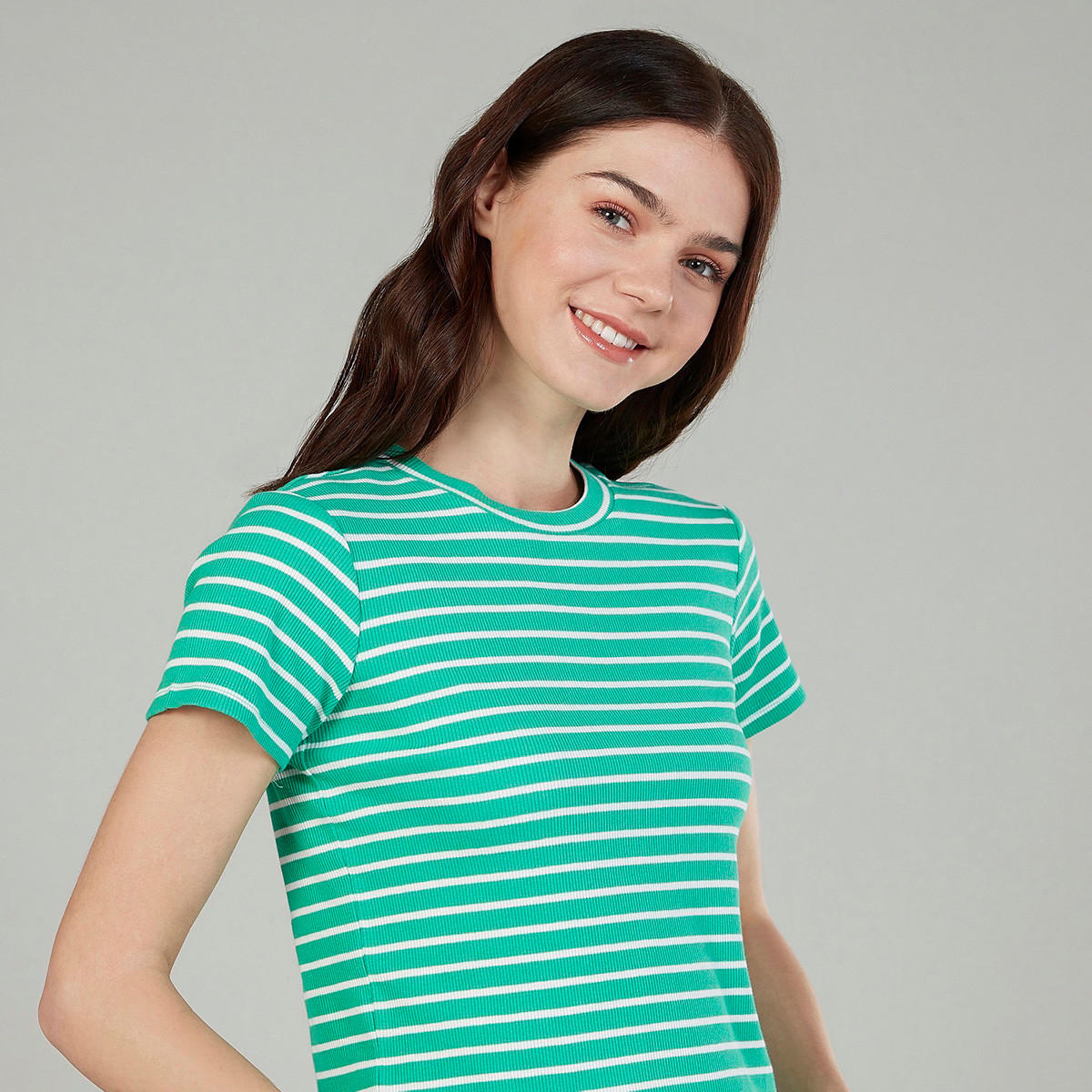 تيشيرت سليم مخطط بياقة ضيّقة وأكمام قصيرة-women-clothing-tshirts-image-3