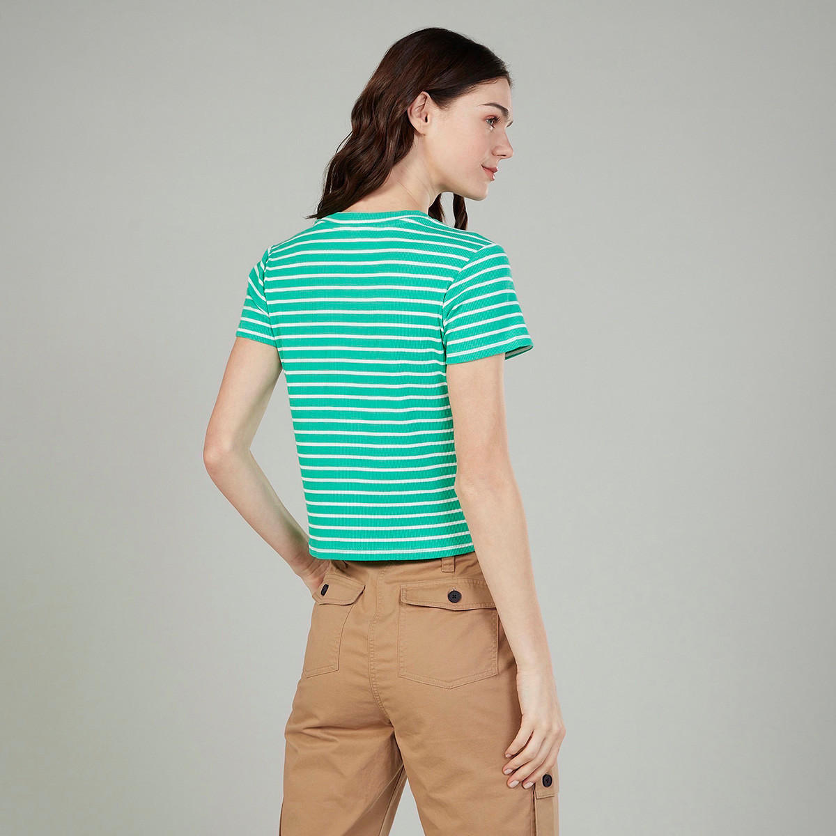 تيشيرت سليم مخطط بياقة ضيّقة وأكمام قصيرة-women-clothing-tshirts-image-4