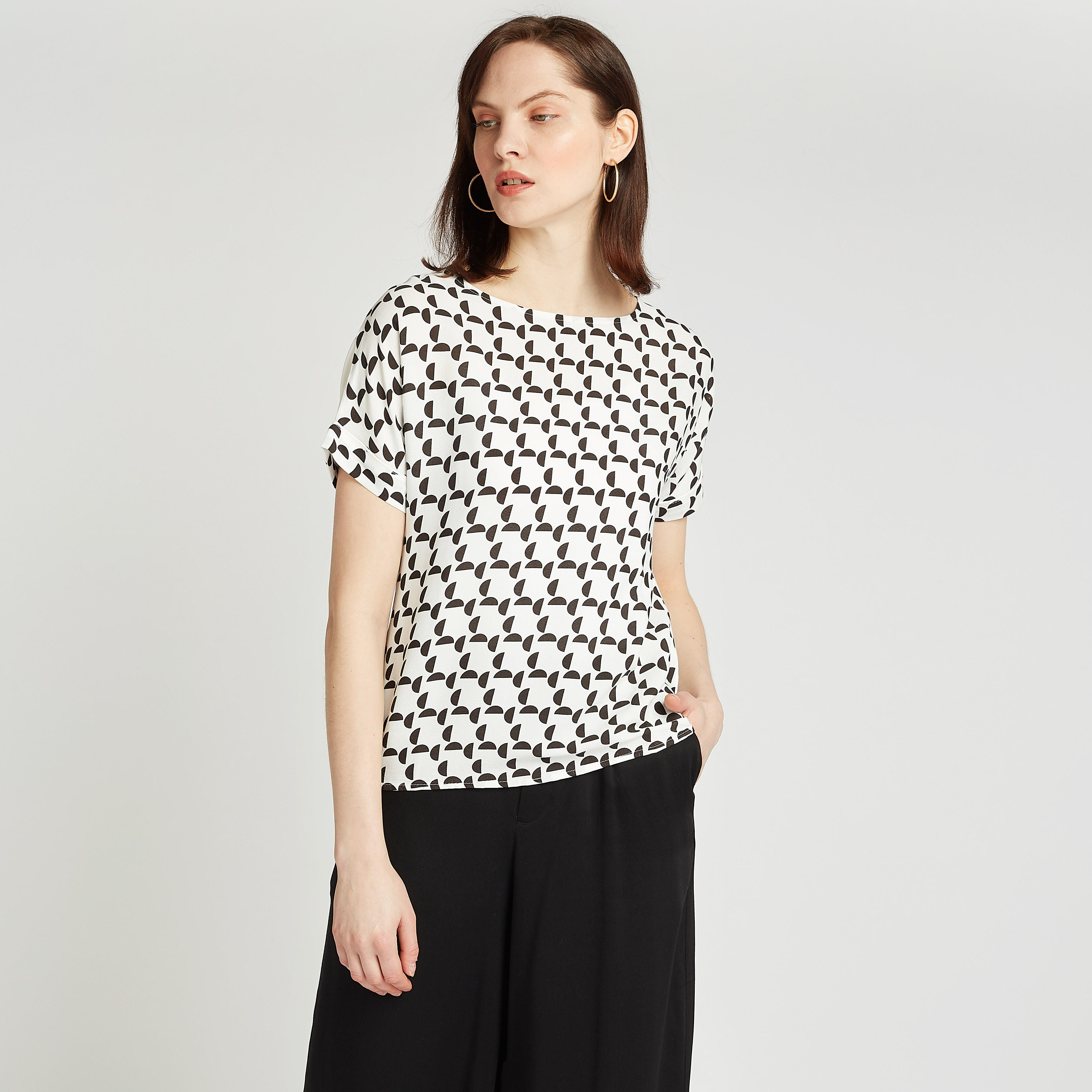 بلوزة سليم فيت بطبعات وياقة قارب وأكمام قصيرة-women-clothing-shirtsandblouses-blouses-image-1