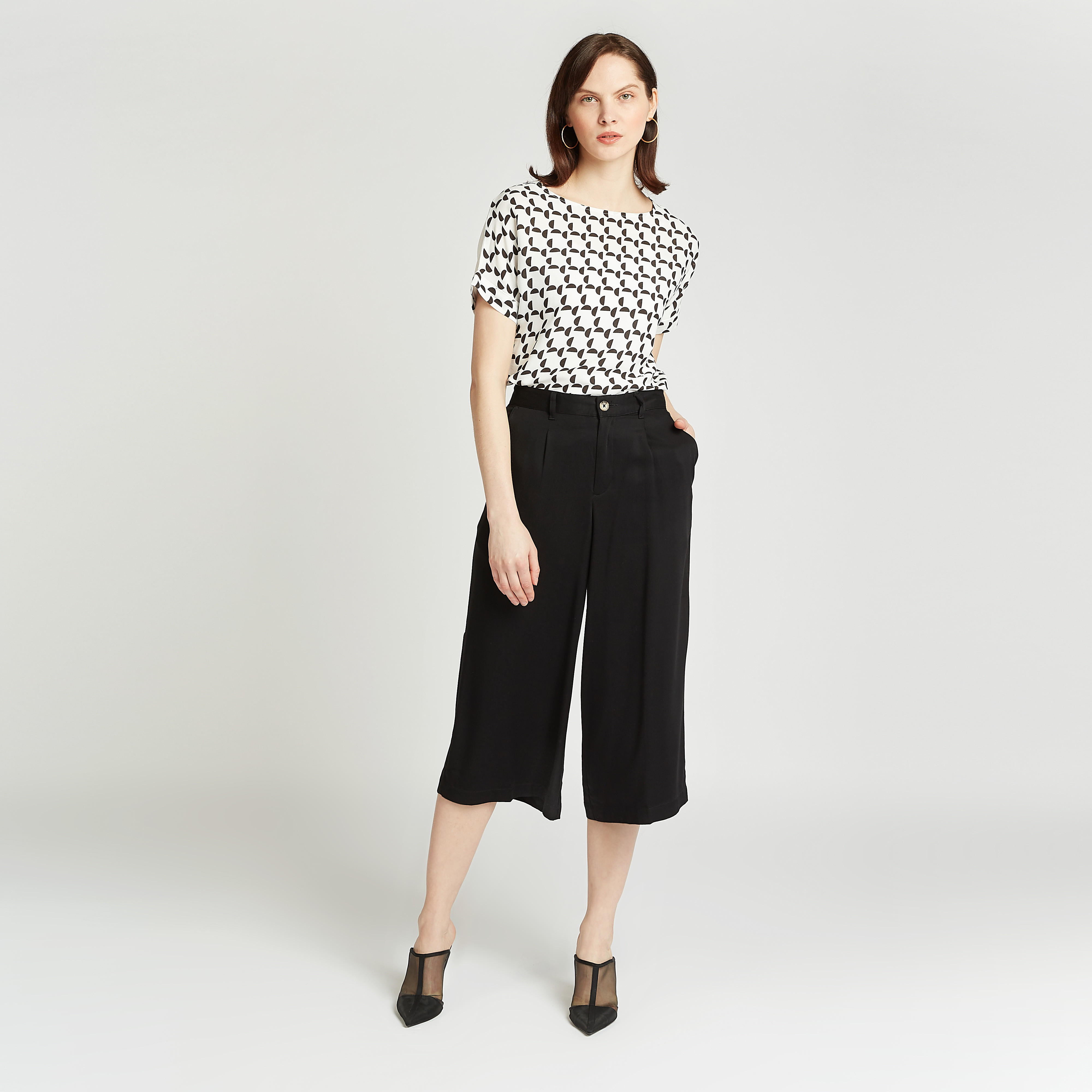 بلوزة سليم فيت بطبعات وياقة قارب وأكمام قصيرة-women-clothing-shirtsandblouses-blouses-image-2