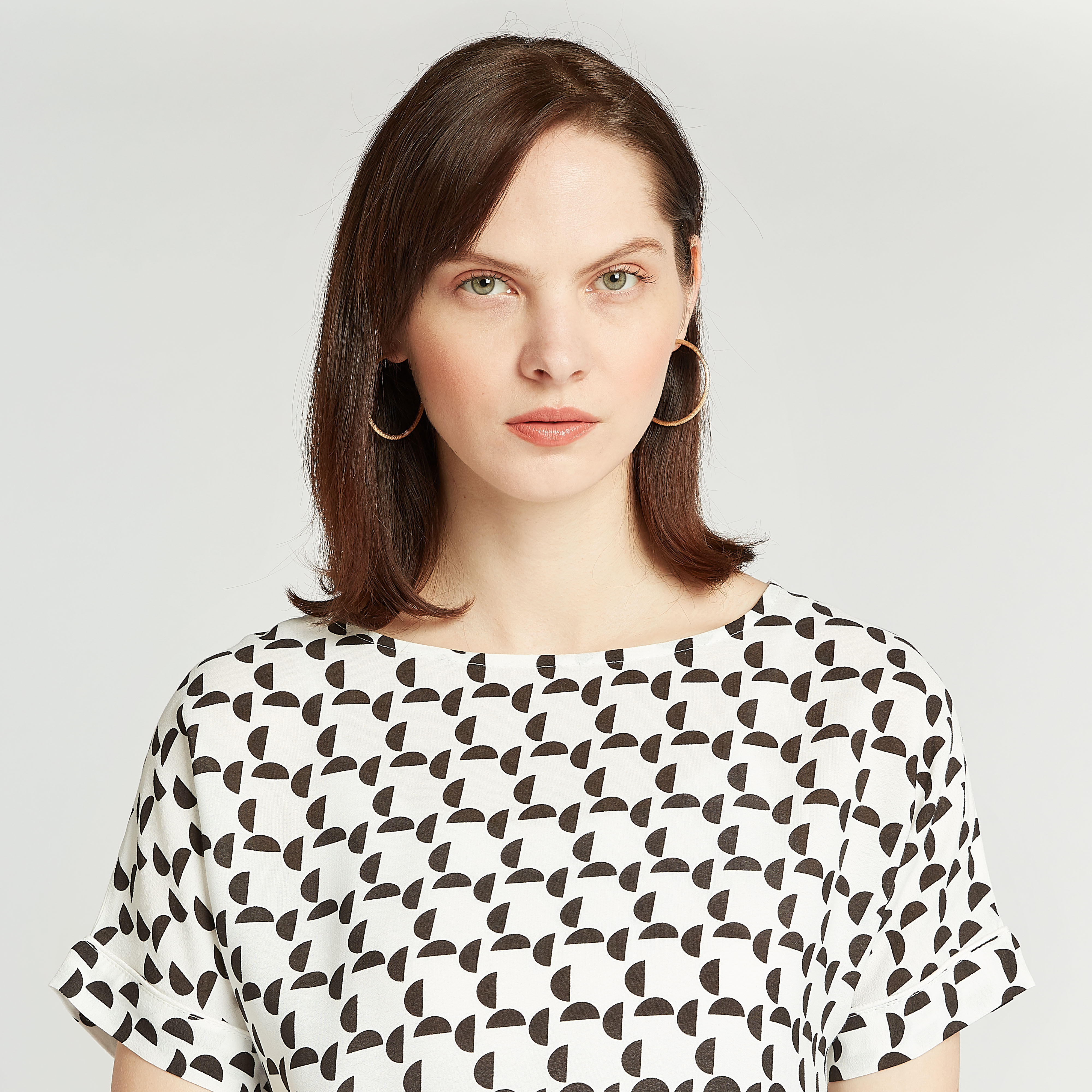 بلوزة سليم فيت بطبعات وياقة قارب وأكمام قصيرة-women-clothing-shirtsandblouses-blouses-image-3