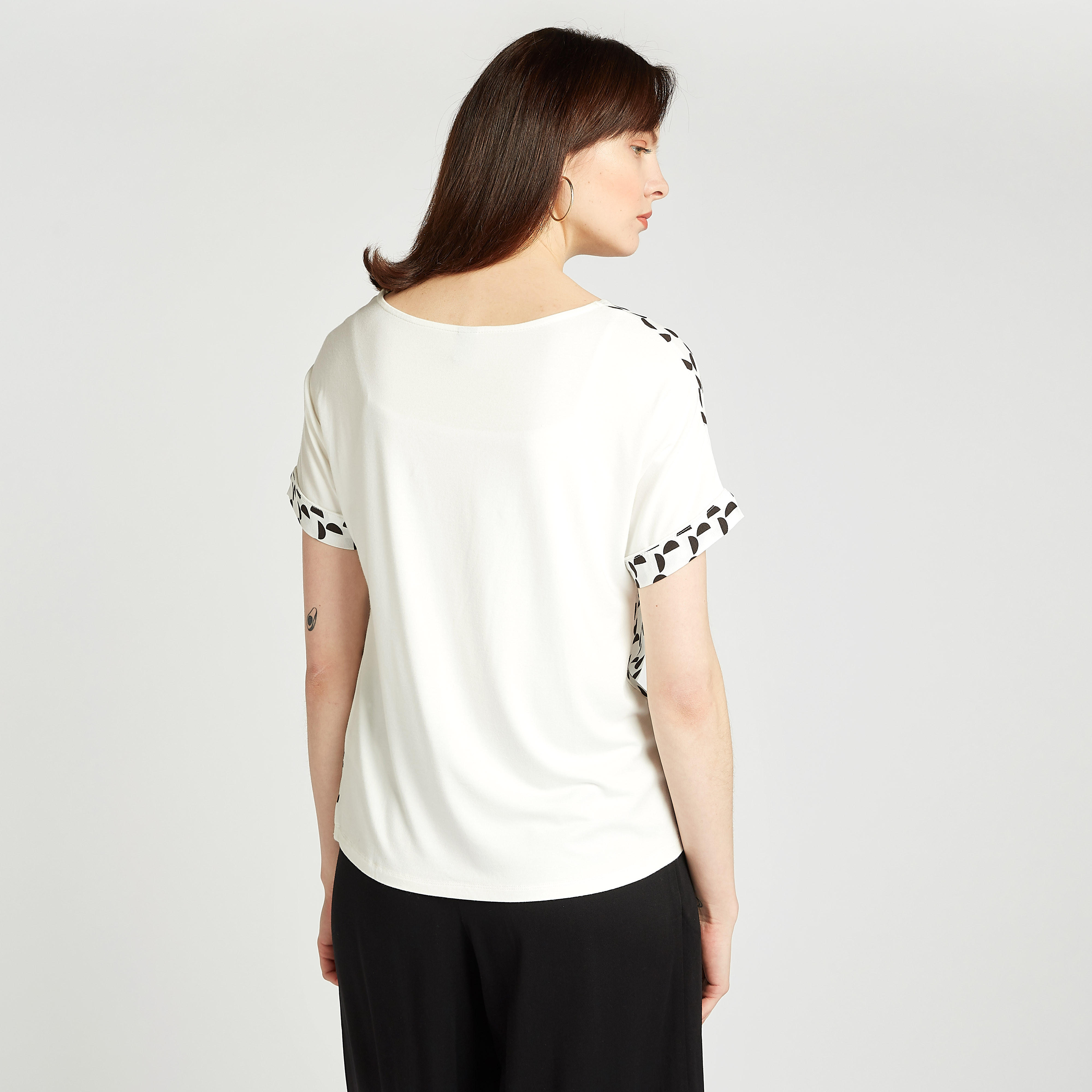 بلوزة سليم فيت بطبعات وياقة قارب وأكمام قصيرة-women-clothing-shirtsandblouses-blouses-image-4