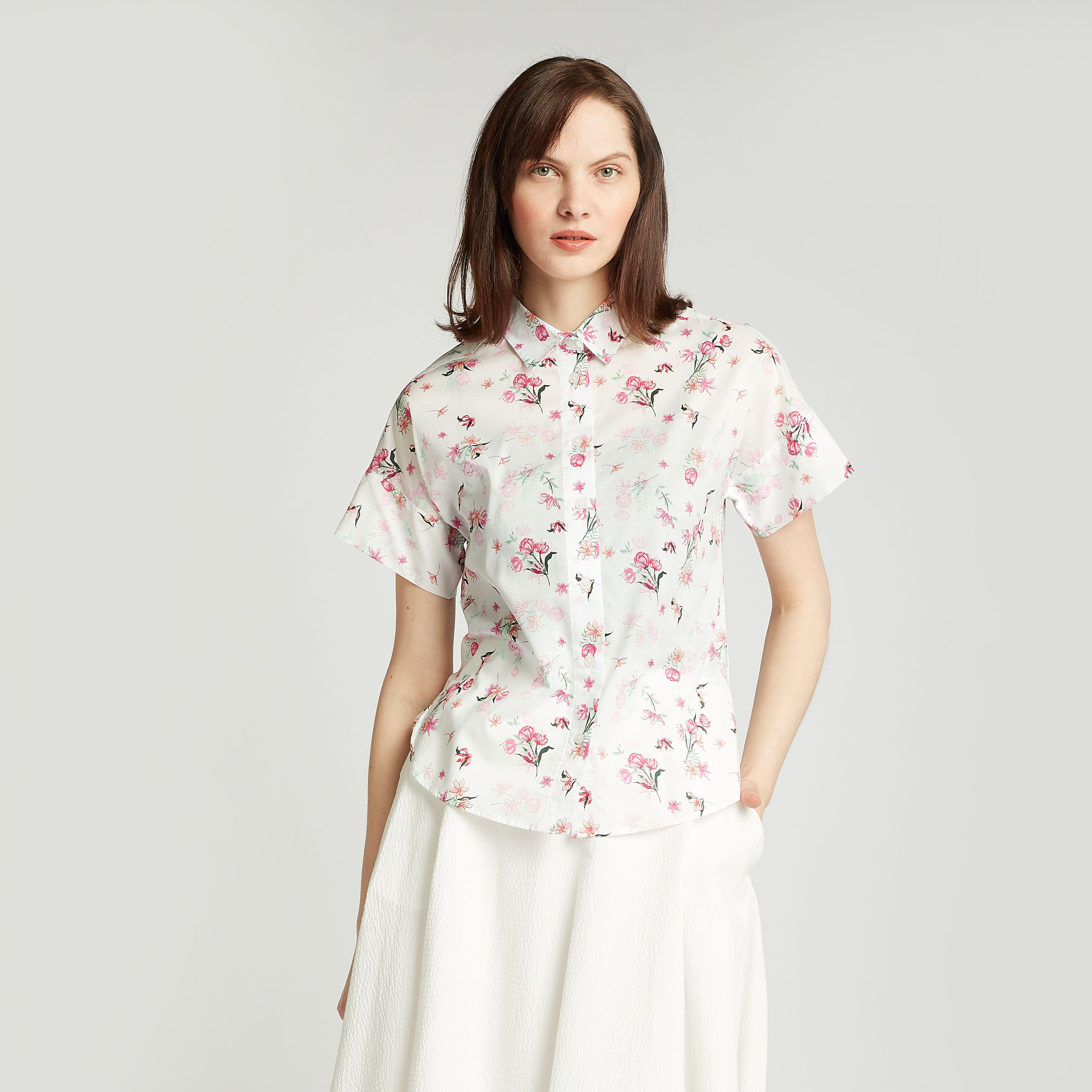 قميص سليم بطبعات زهريّة وياقة واسعة وأكمام قصيرة-women-clothing-shirtsandblouses-shirts-image-1