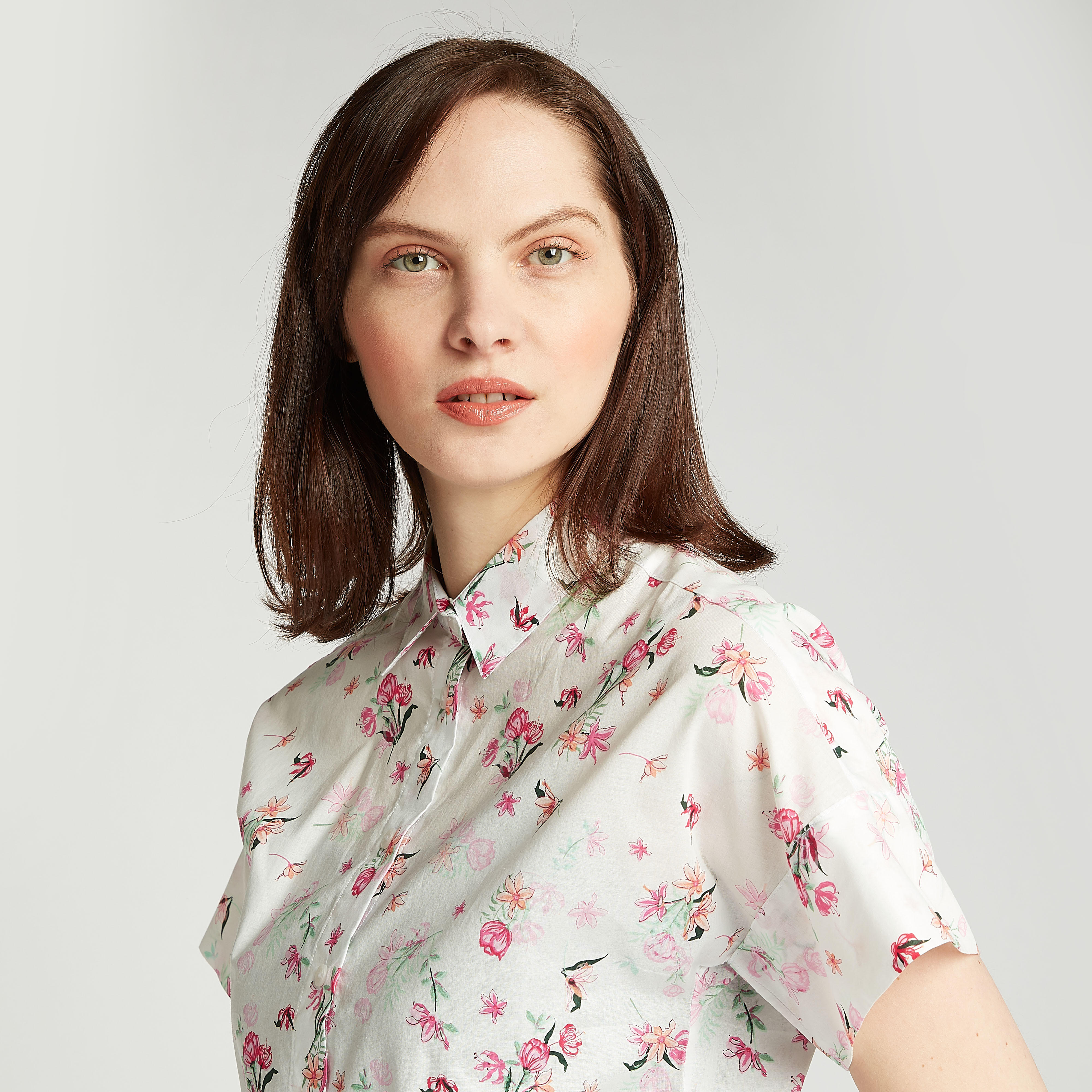 قميص سليم بطبعات زهريّة وياقة واسعة وأكمام قصيرة-women-clothing-shirtsandblouses-shirts-image-3