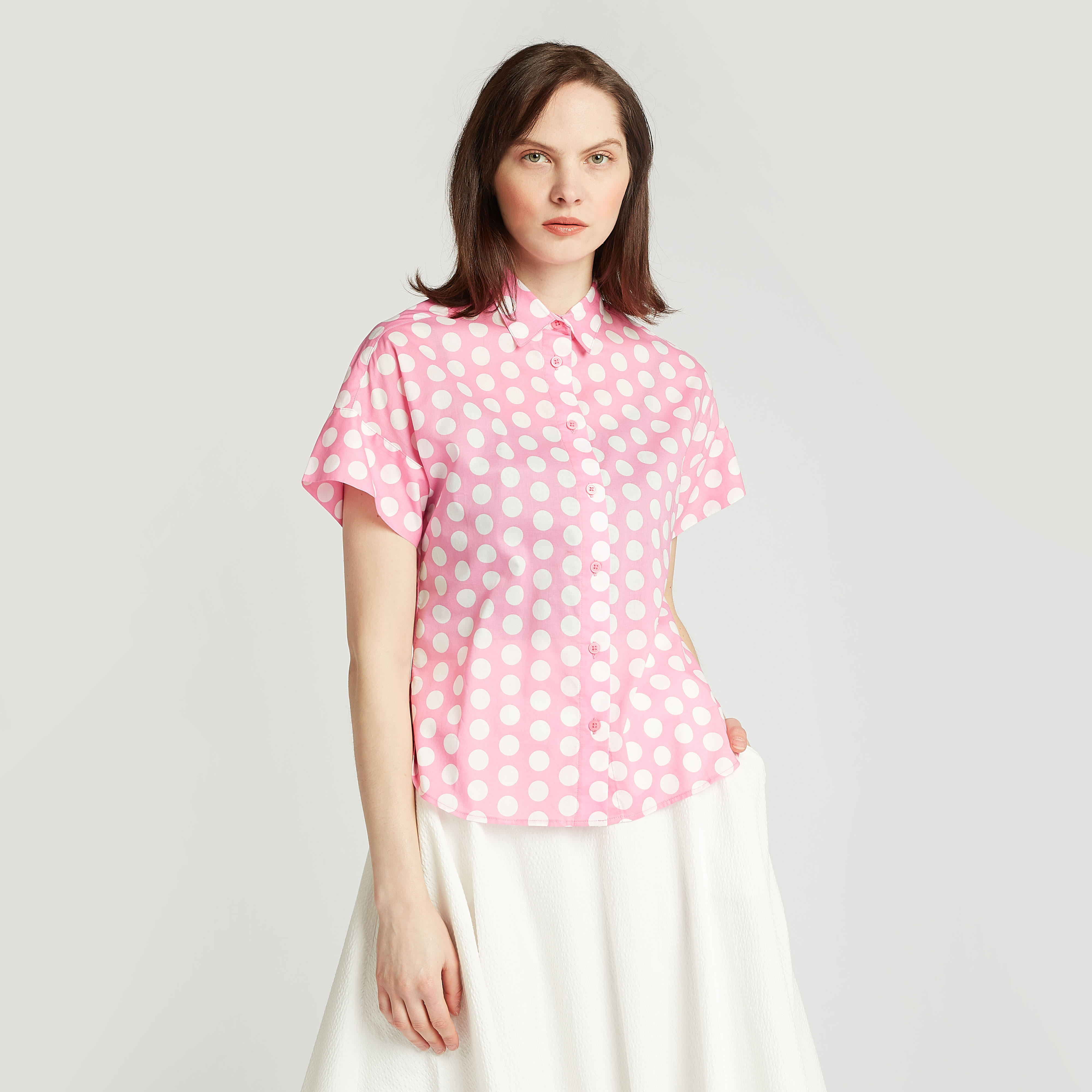 قميص سليم بياقة عاديّة وأكمام قصيرة و طبعات منقّطة-women-clothing-shirtsandblouses-shirts-image-1